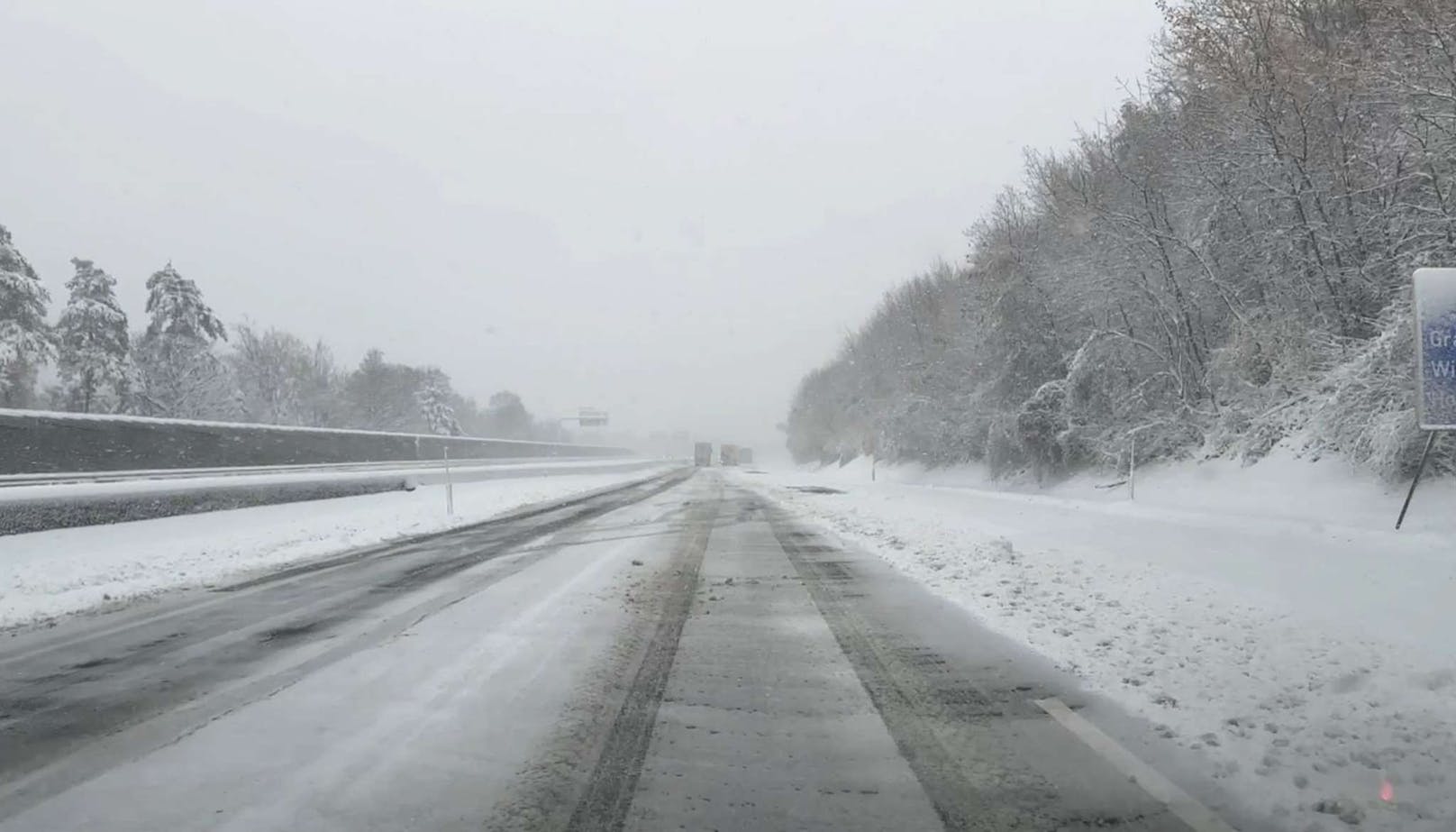 Aufgrund anhaltend starker Schneefälle im Bereich des Wienerwaldes sind auf der A 21 in den Steigungsbereichen mehrere Fahrzeuge hängengeblieben.