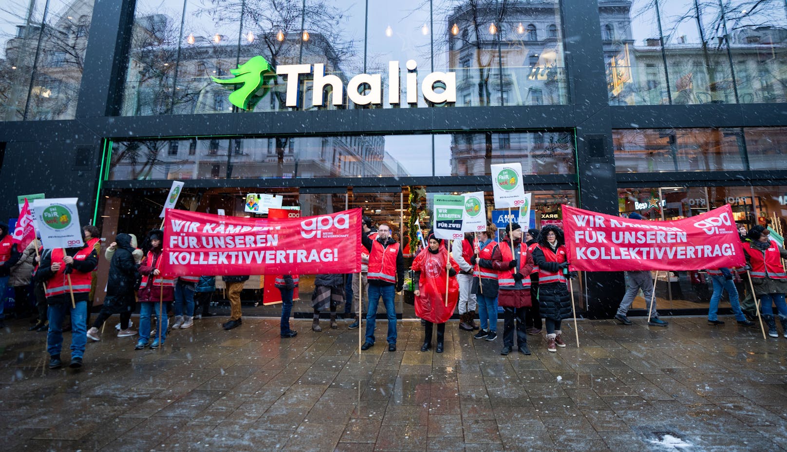 Warnstreik im Handel vor einer Thalia Filiale in Wien
