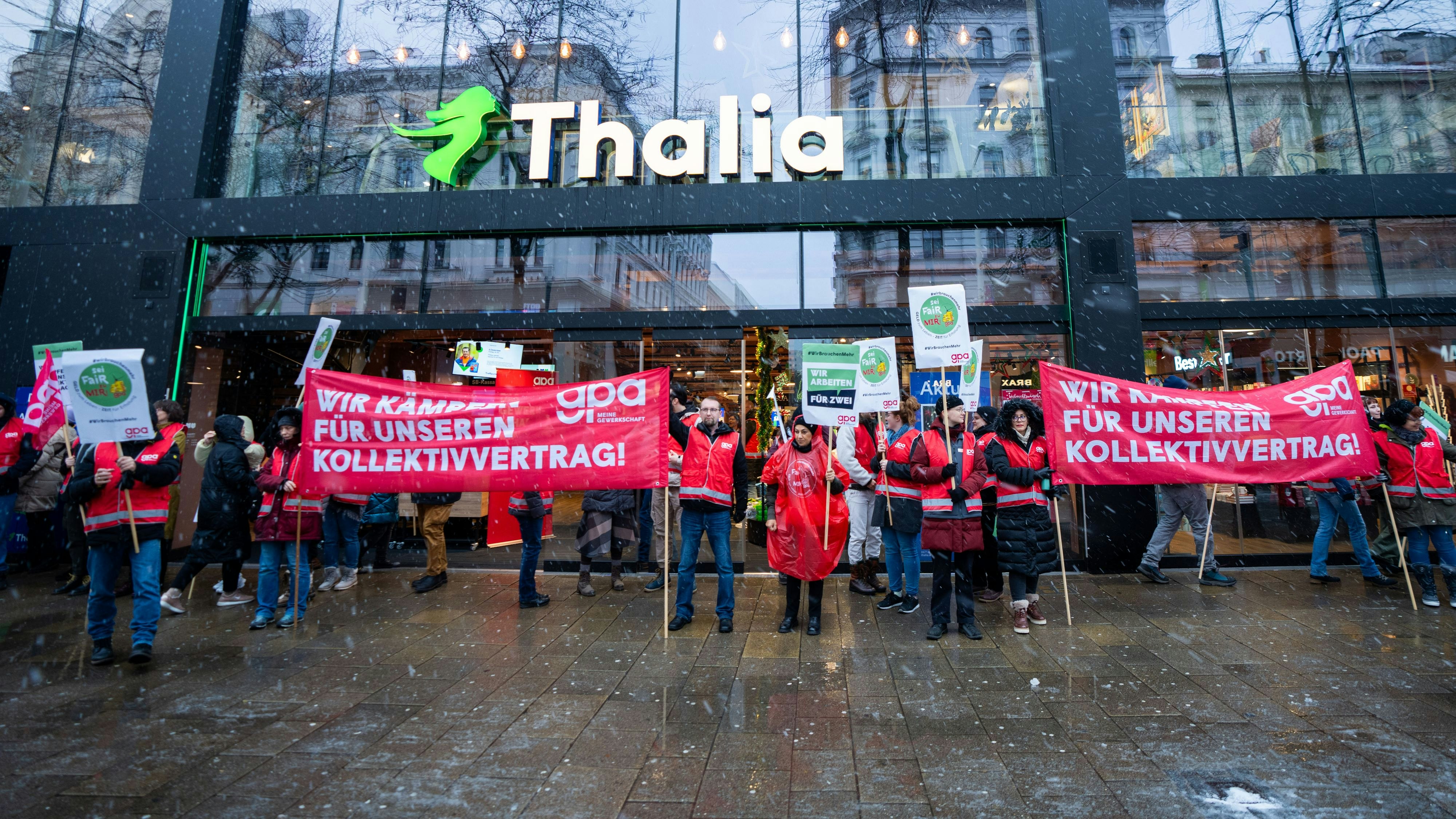 Warnstreik im Handel vor einer Thalia Filiale in Wien