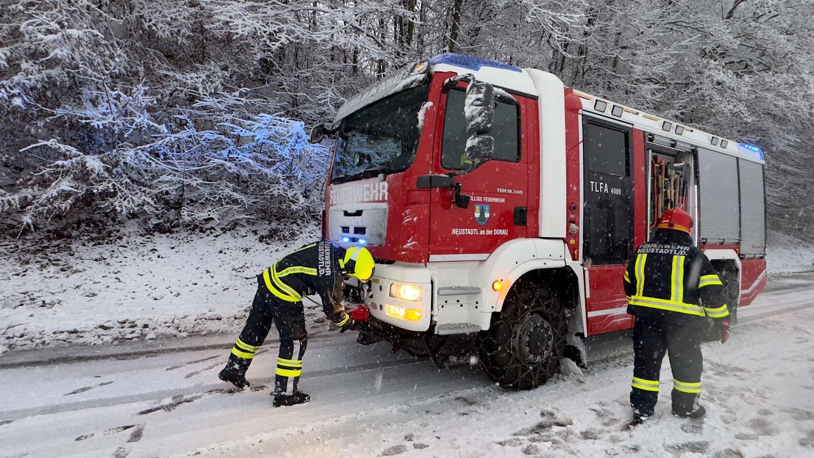 Zahlreiche Einsätze wegen umgestürzter Bäume und hängengebliebenen Fahrzeugen beschäftigen die Feuerwehren in Niederösterreich. Unteranderem auch die Feuerwehr Neustadtl im Bezirk Amstetten. Unzählige Einsätze beschäftigen auch diese unteranderem auf der L91.