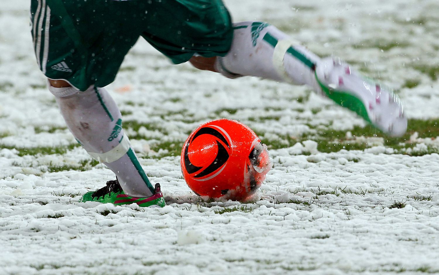 Der Schnee stoppt die Fußball-Stars