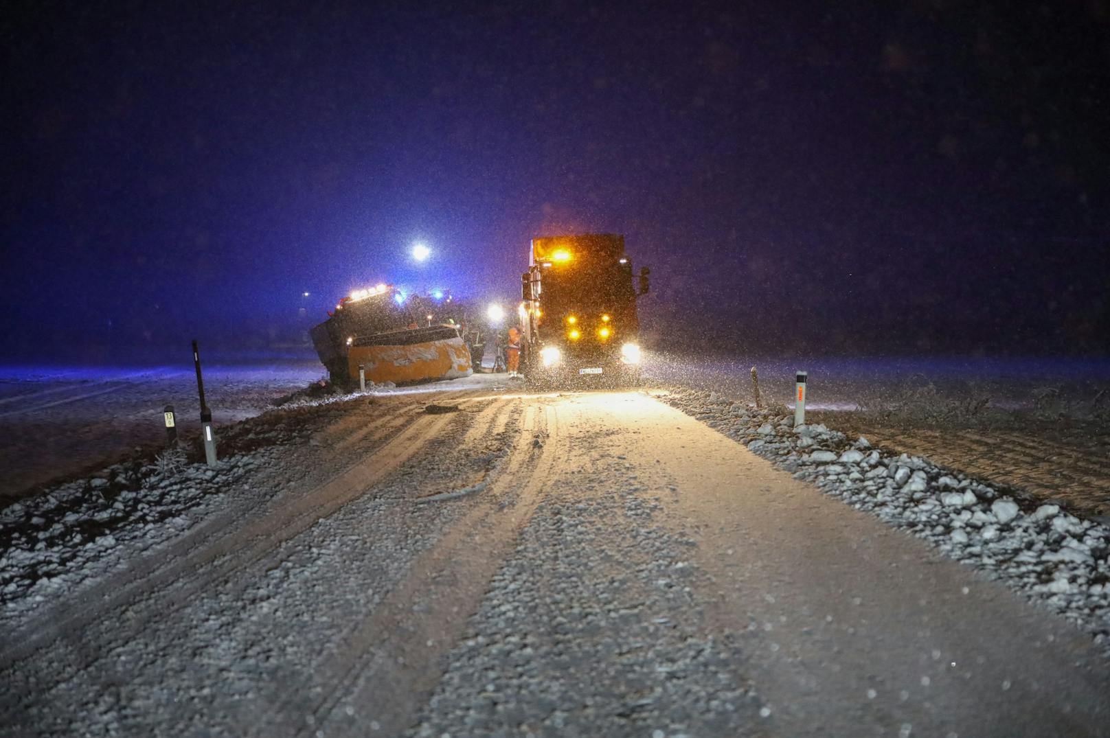 Der Wintereinbruch mit intensivem Schneefall hat ab dem Freitagnachmittag für Chaos auf Oberösterreichs Straßen gesorgt. Im Minutentakt kam es zu Unfällen oder kamen Fahrzeuge von den Straßen ab.