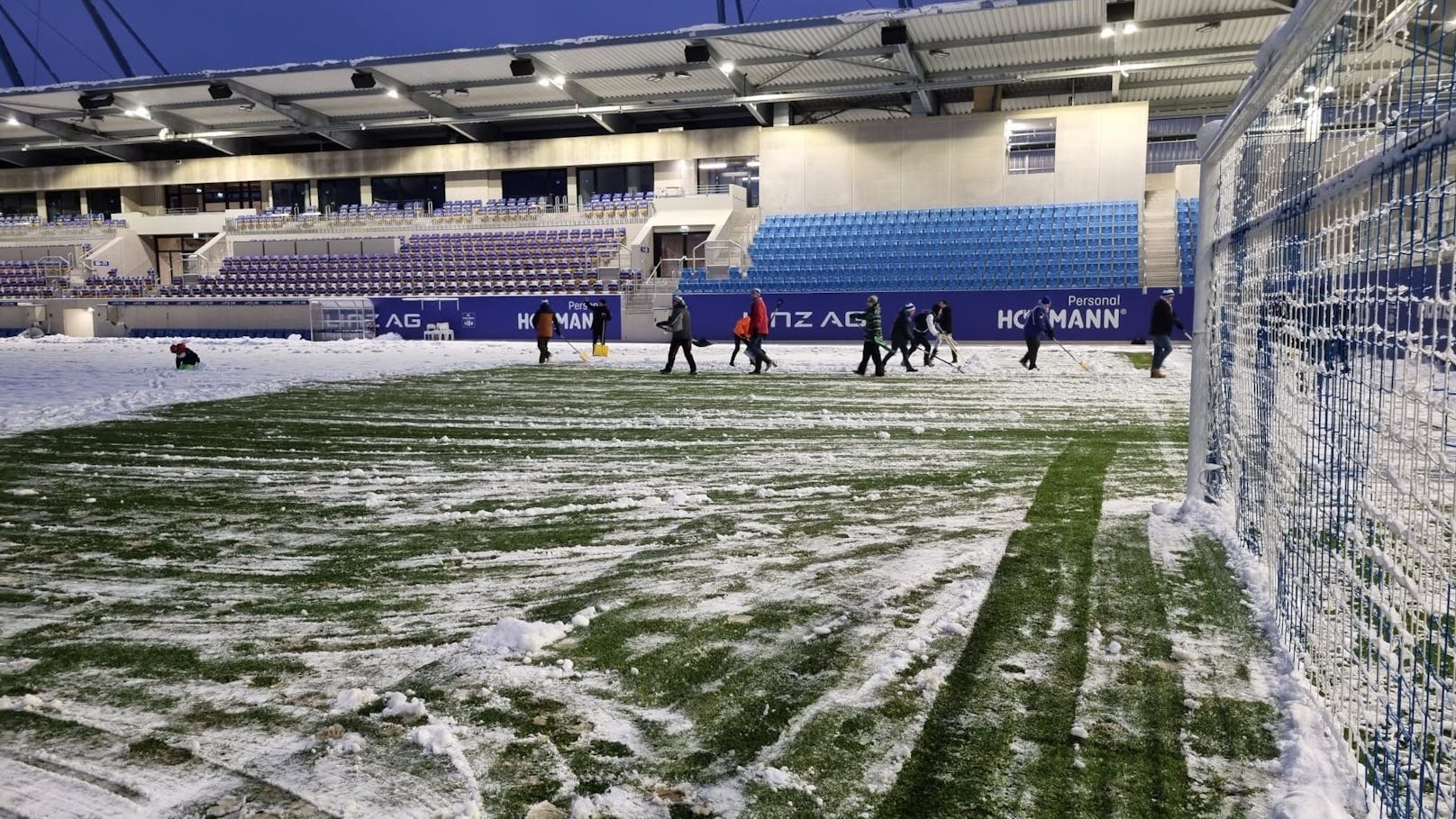 Als drastische Folge stand im Raum, dass das Spiel gegen den SK Puntigamer Sturm Graz um 14.30 Uhr nicht stattfinden kann.