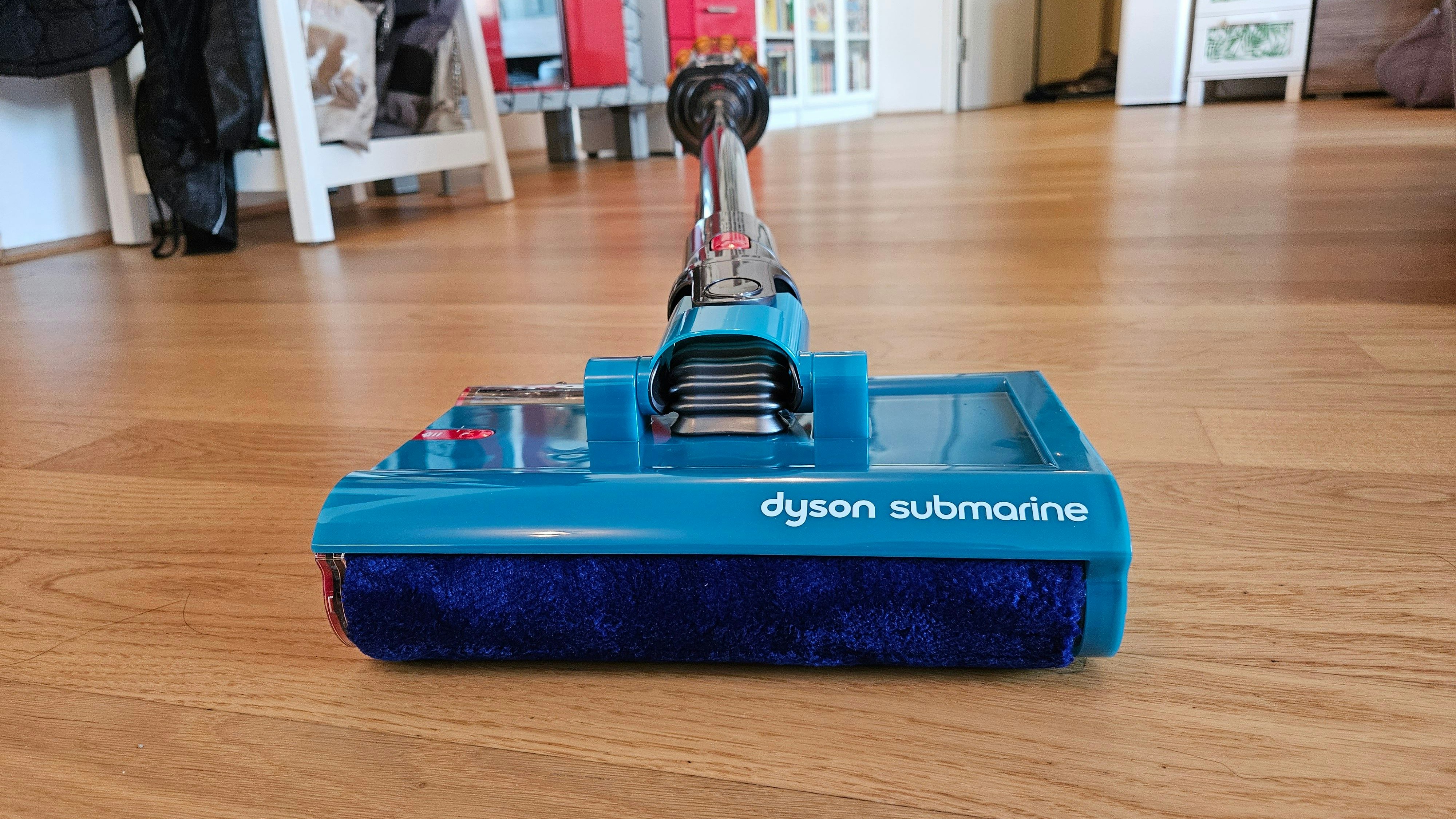 Dyson V15s Detect Submarine im Test – der Wisch-Aufsatz ist leicht montiert und kann sehr simpel gereinigt werden.