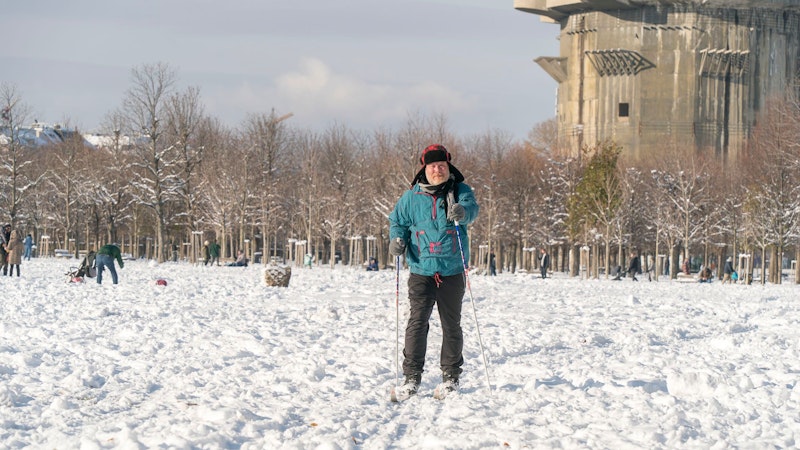 ... mit seinen Langlaufskiern eine Runde durch den Augarten zu drehen.