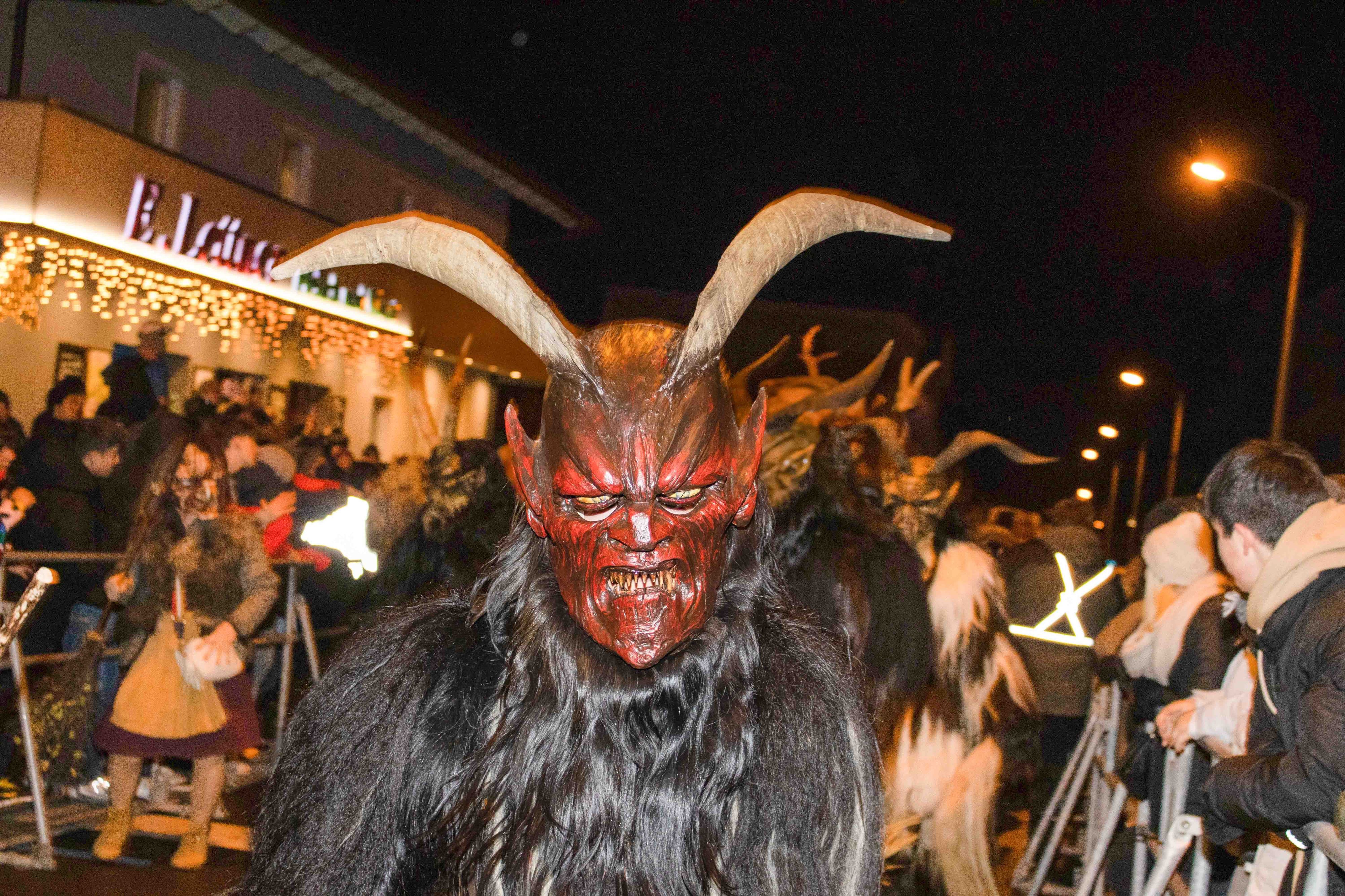 Ein Mann in einem Krampuskostüm wurde am Samstagabend durch einen Böller schwer verletzt (Symbolbild).