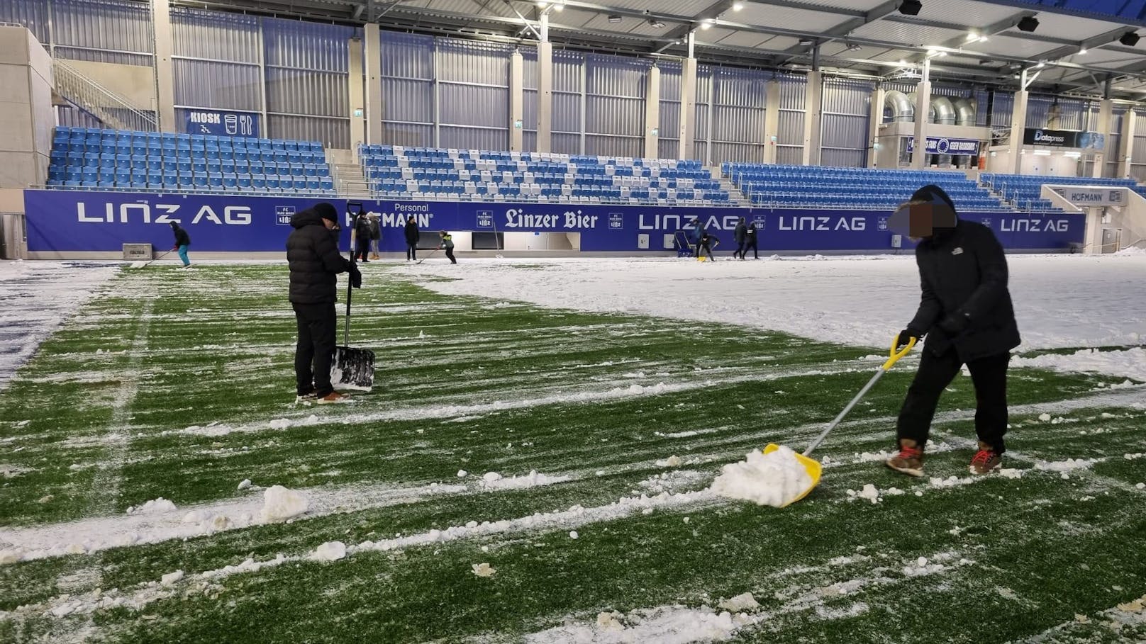 Bereits zuvor mussten wetterbedingt zahlreiche <a rel="nofollow" data-li-document-ref="120007492" href="https://www.heute.at/s/schneechaos-rapid-match-muss-abgesagt-werden-120007492">Spiele abgesagt werden</a>.