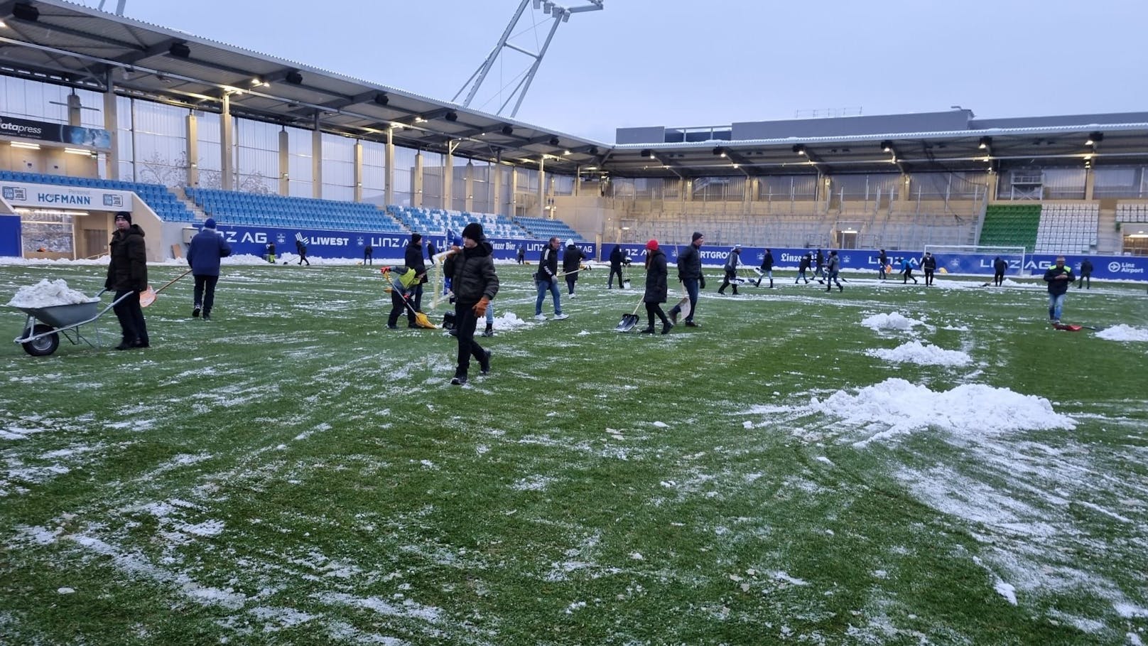 Doch der Linzer Klub bekam sportliche Unterstützung: Unzählige Fans schnappten sich eine Schaufel und räumten den Schnee weg.