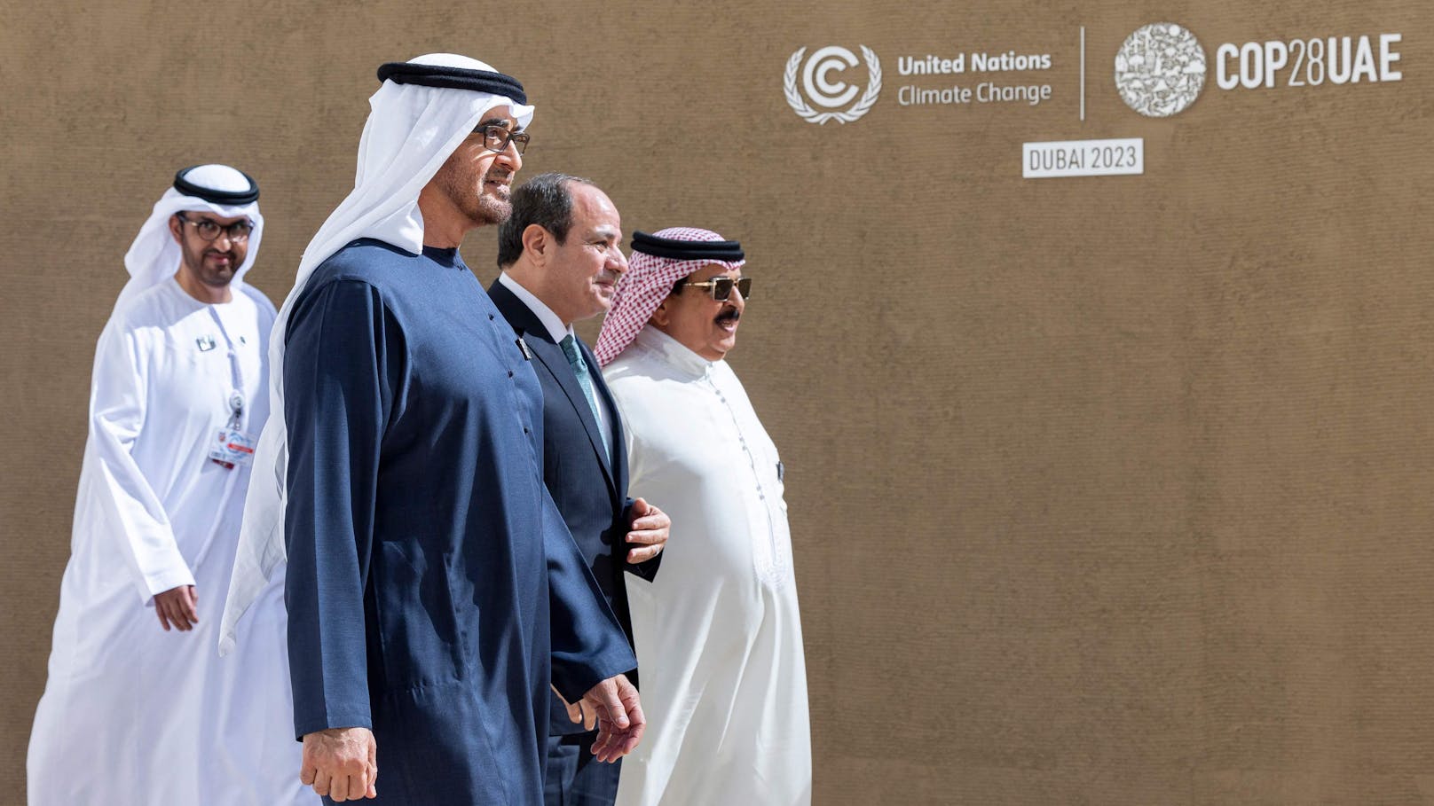 <strong>Sultan Ahmed al-Dschaber</strong> mit dem Präsident der Vereinigten Arabischen Emirate, <strong>Muhammad bin Zayid Al Nahyan</strong>, Ägyptens Präsident <strong>Abd al-Fattah as-Sisi</strong> und dem König von Bahrain <strong>Hamad bin Isa Al Chalifa</strong>.