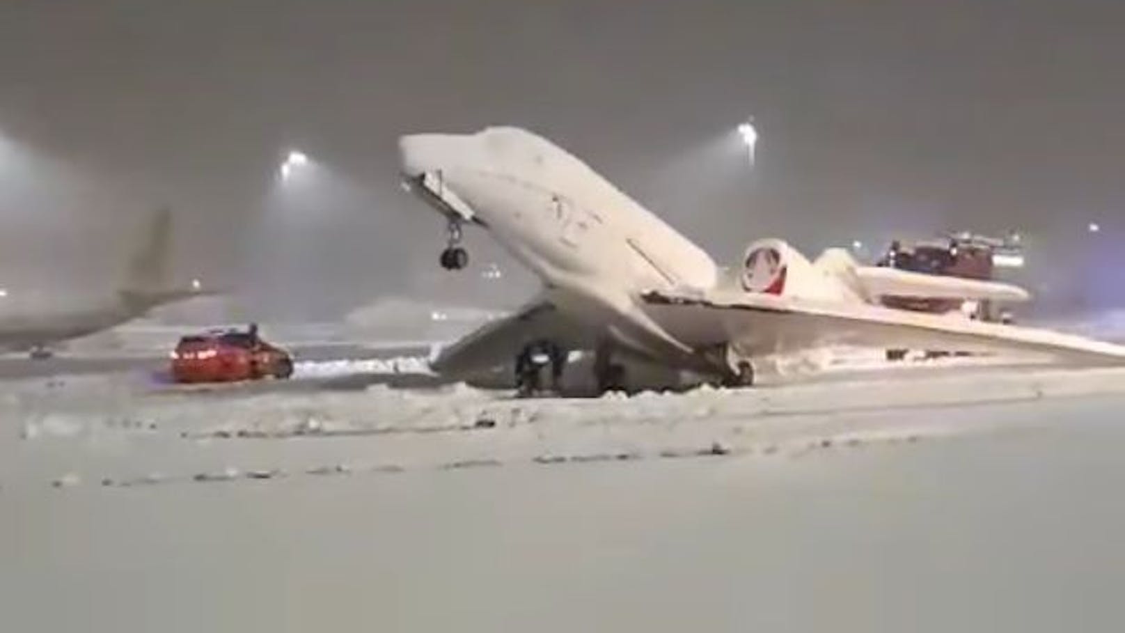 Heftiger Schneefall lässt Privatjet am Flughafen kippen