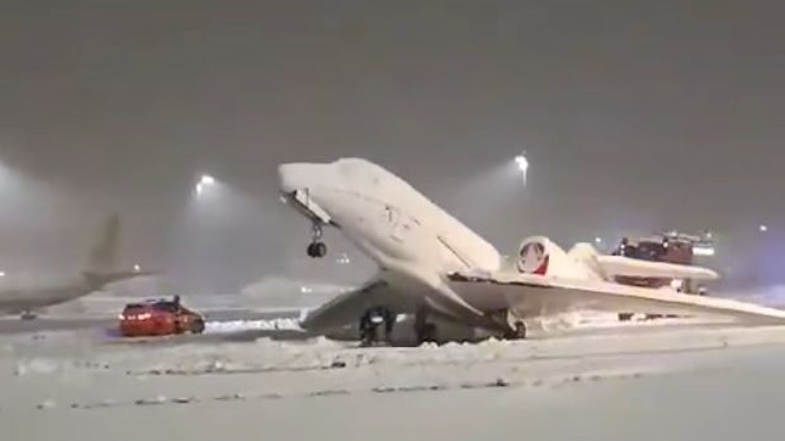 Heftiger Schneefall lässt Privatjet am Flughafen kippen
