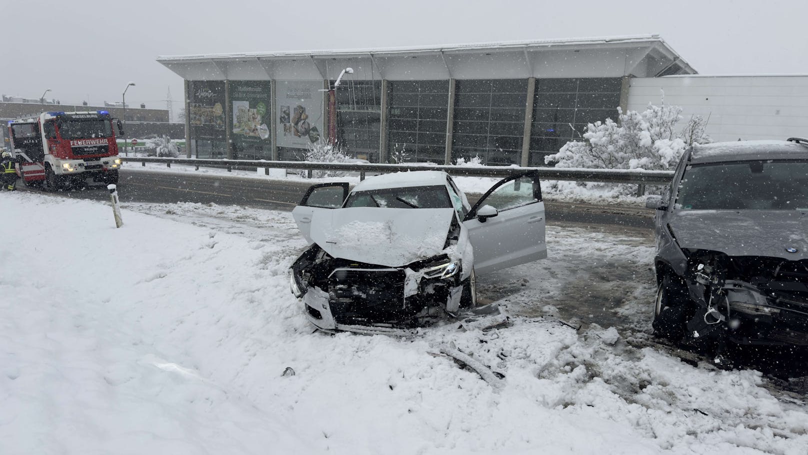 Auf der alten Umfahrungsstraße in Wieselburg (Scheibbs) kam es zu einem Frontalcrash.