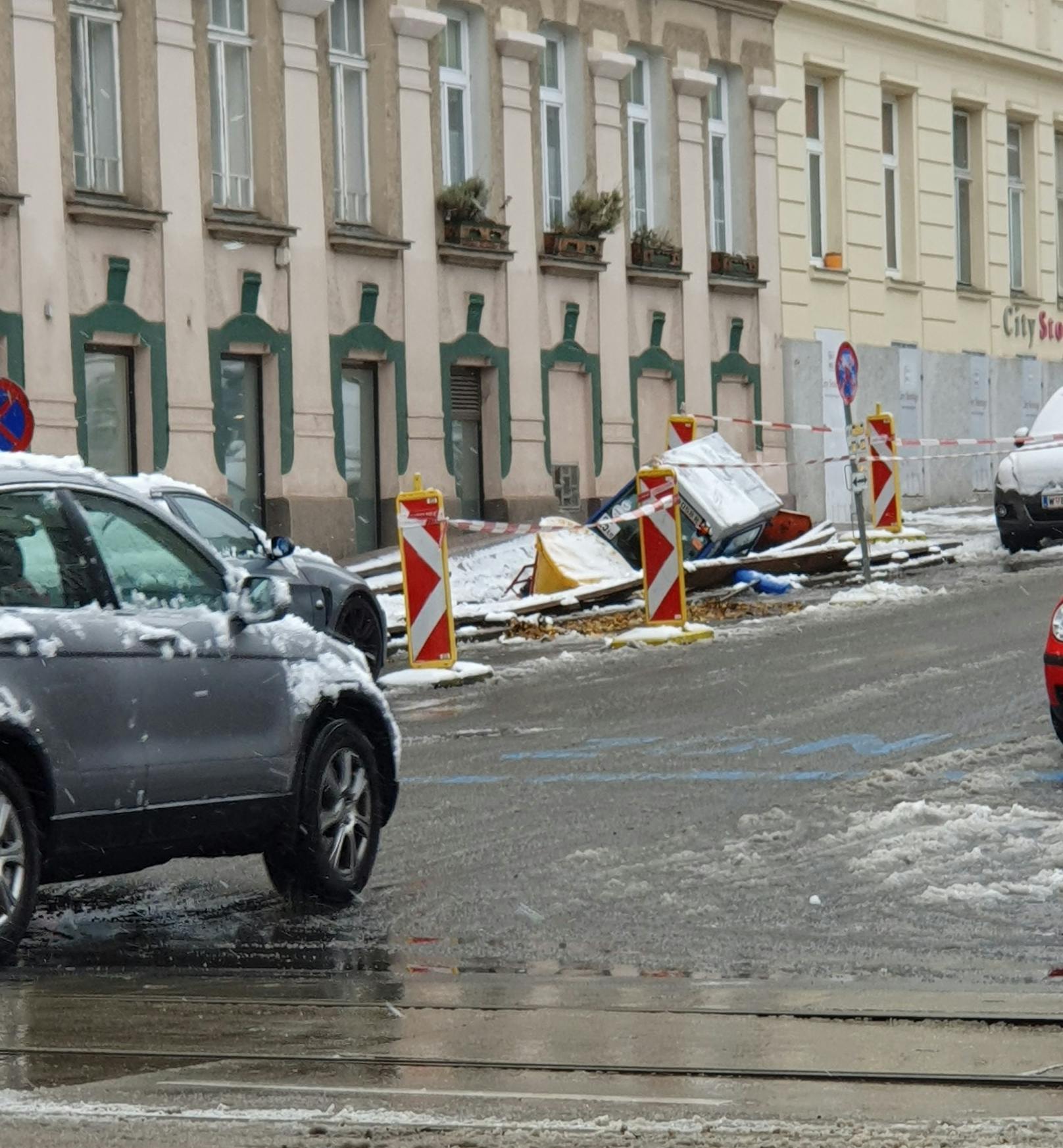 Schneepflugtraktor in Wien-Penzing eingestürzt.