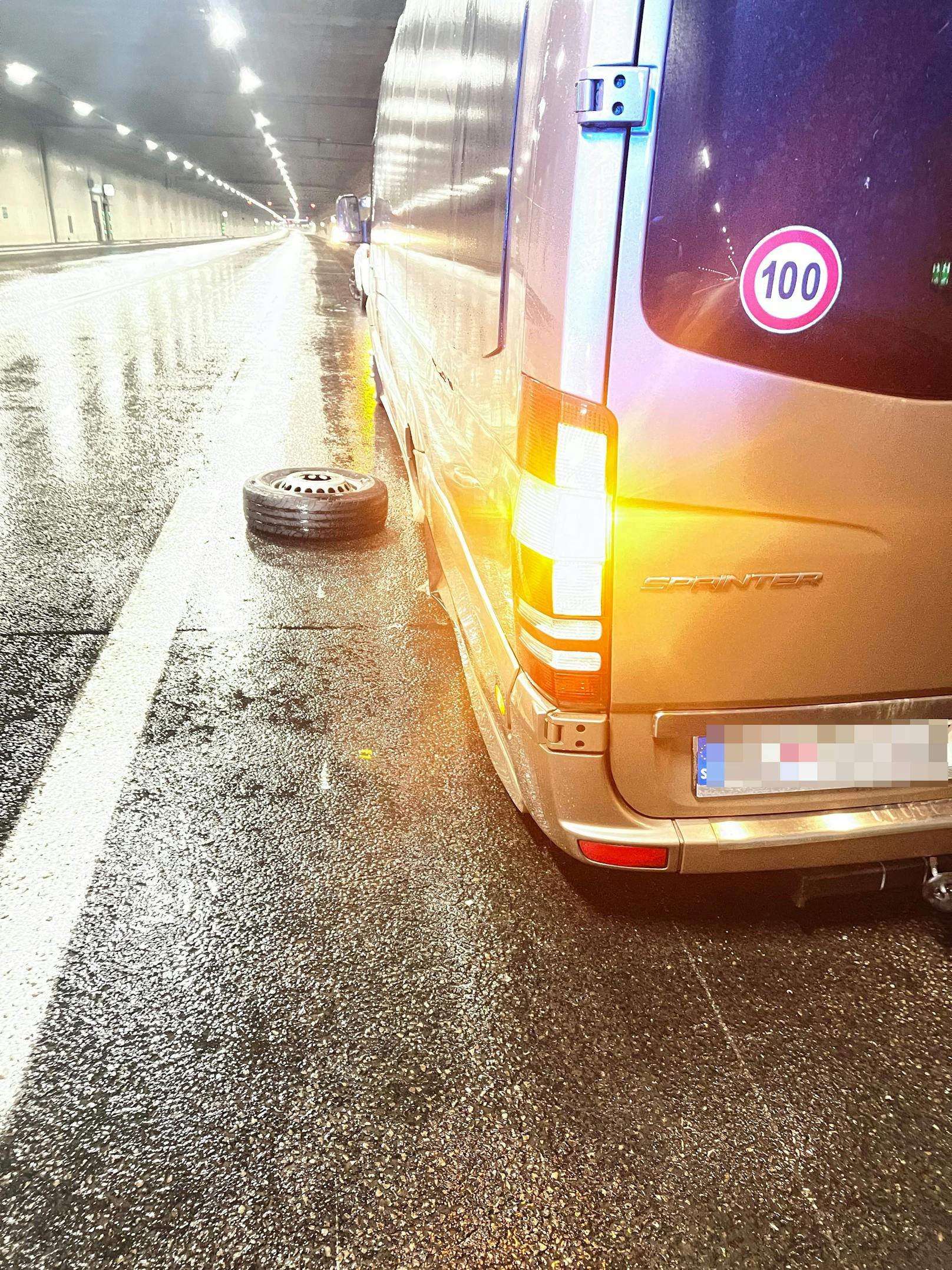 Schnee-Chaos im Kaisermühlen-Tunnel.