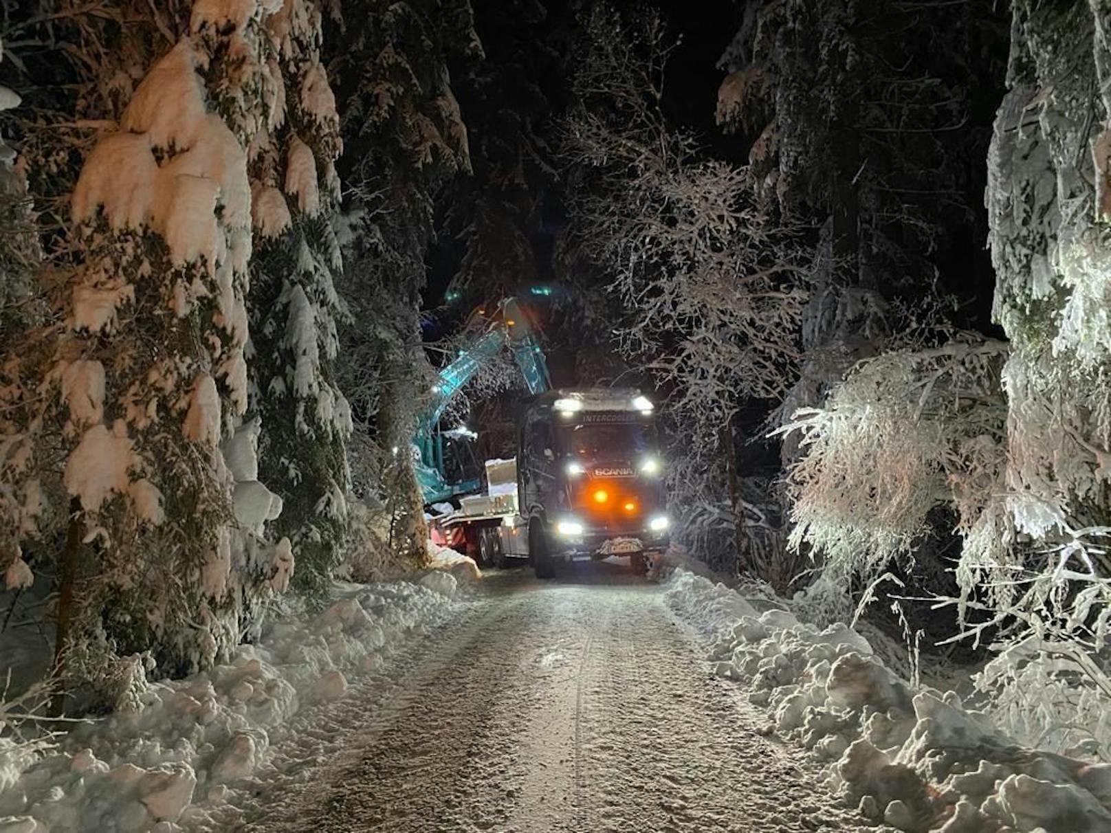 Schneemassen ließen Strommasten wie Streichhölzer knicken – die Energie Steiermark arbeitet auf Hochtouren an der Wiederherstellung der Versorgung (3. Dezember 2023).