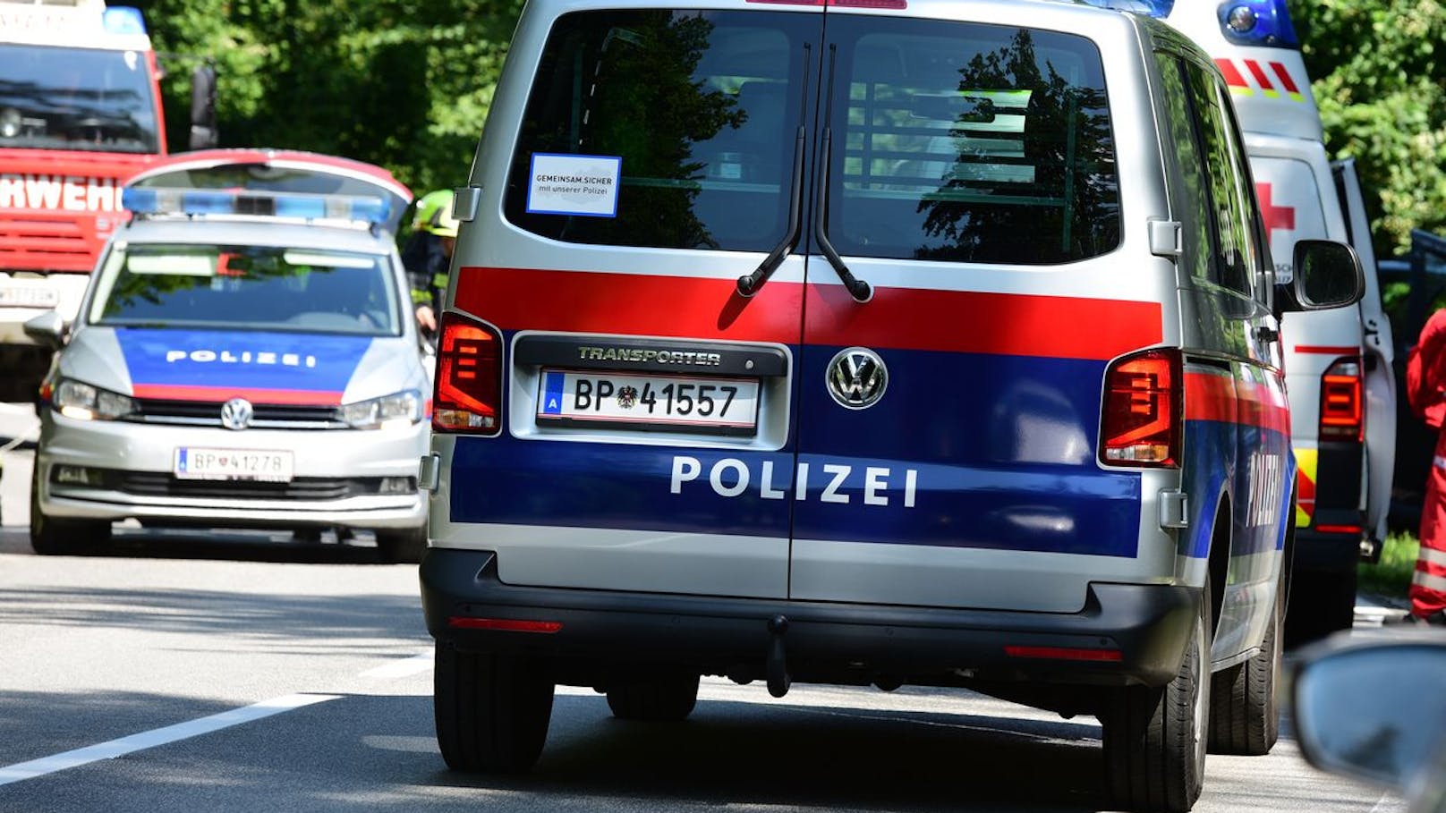 Groß-Razzia! Polizei entdeckt Koks, Geld und Waffen