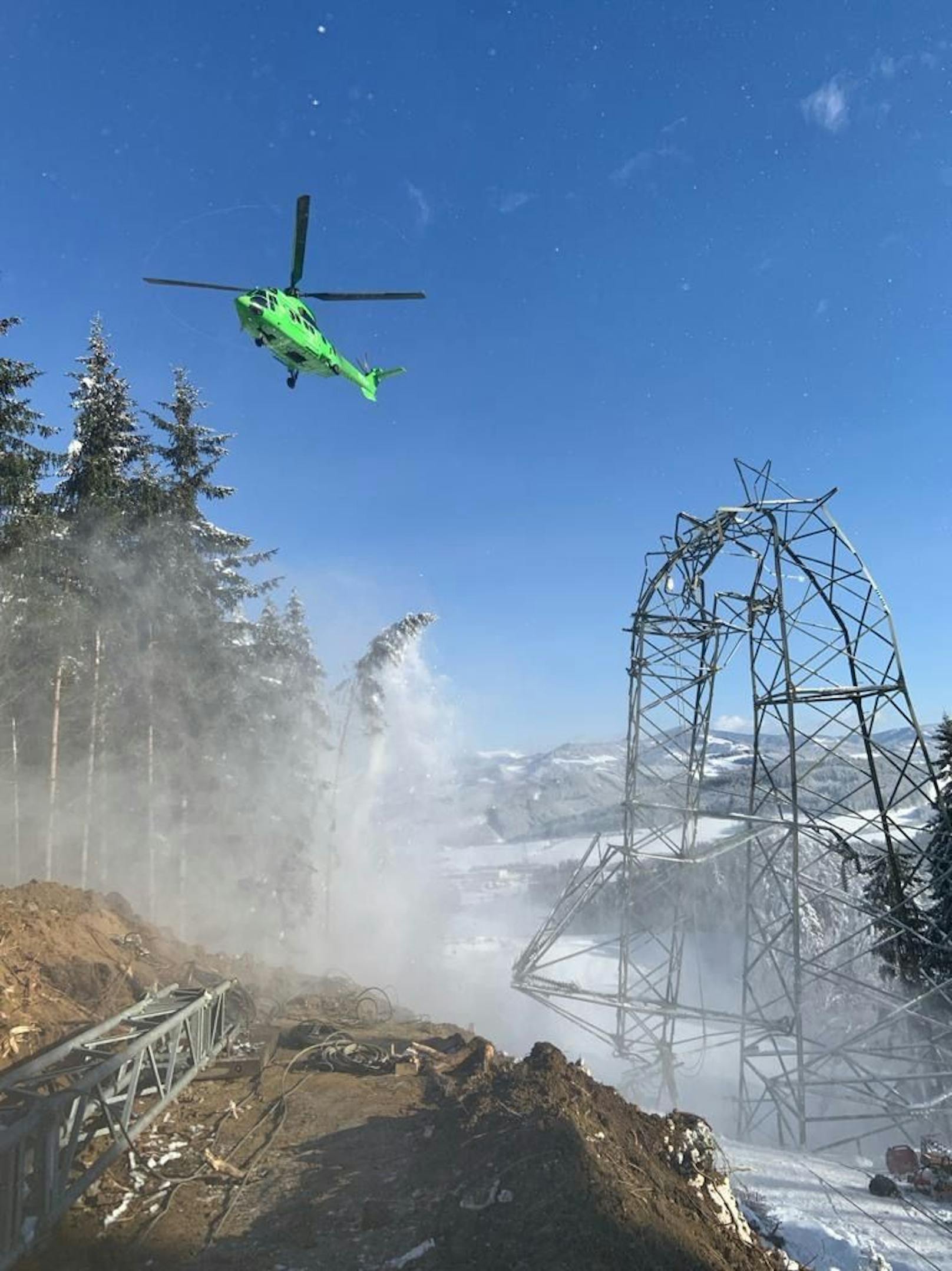 Schneemassen ließen Strommasten wie Streichhölzer knicken – die Energie Steiermark arbeitet auf Hochtouren an der Wiederherstellung der Versorgung (3. Dezember 2023).