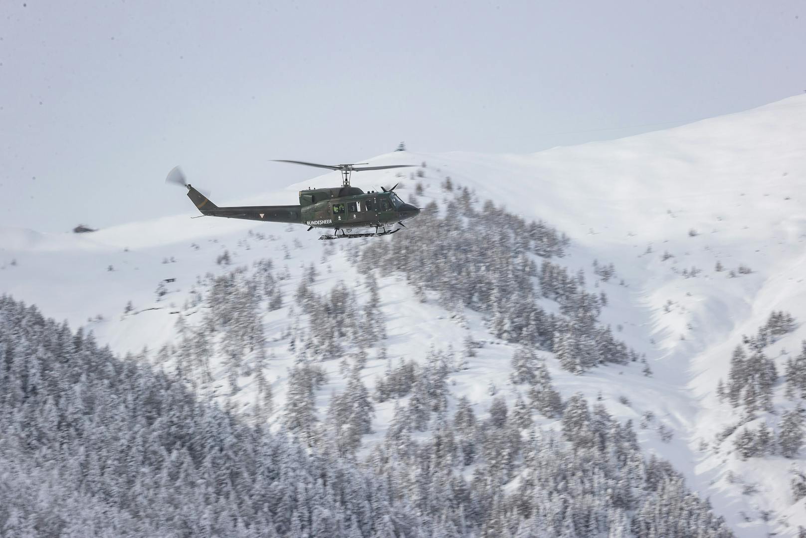 Eine Agusta Bell 212 des Bundesheeres im Kampf gegen den Schnee bei einem sogenannten Downwash-Manöver. Die Rotor-Abwinde werden bei niedrigem Überflug genutzt, um Schnee von Bäumen zu schütteln. Archivbild.