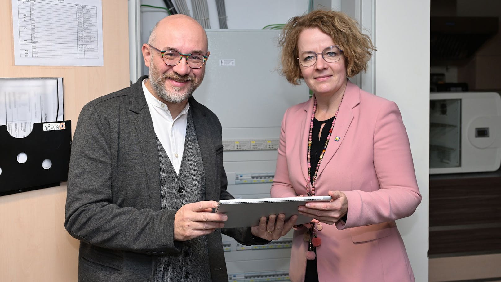 Sozial-Landesrätin Christiane Teschl-Hofmeister (re.) mit Walter Freinberger, Leiter des Pflege- und Betreuungszentrums Herzogenburg.