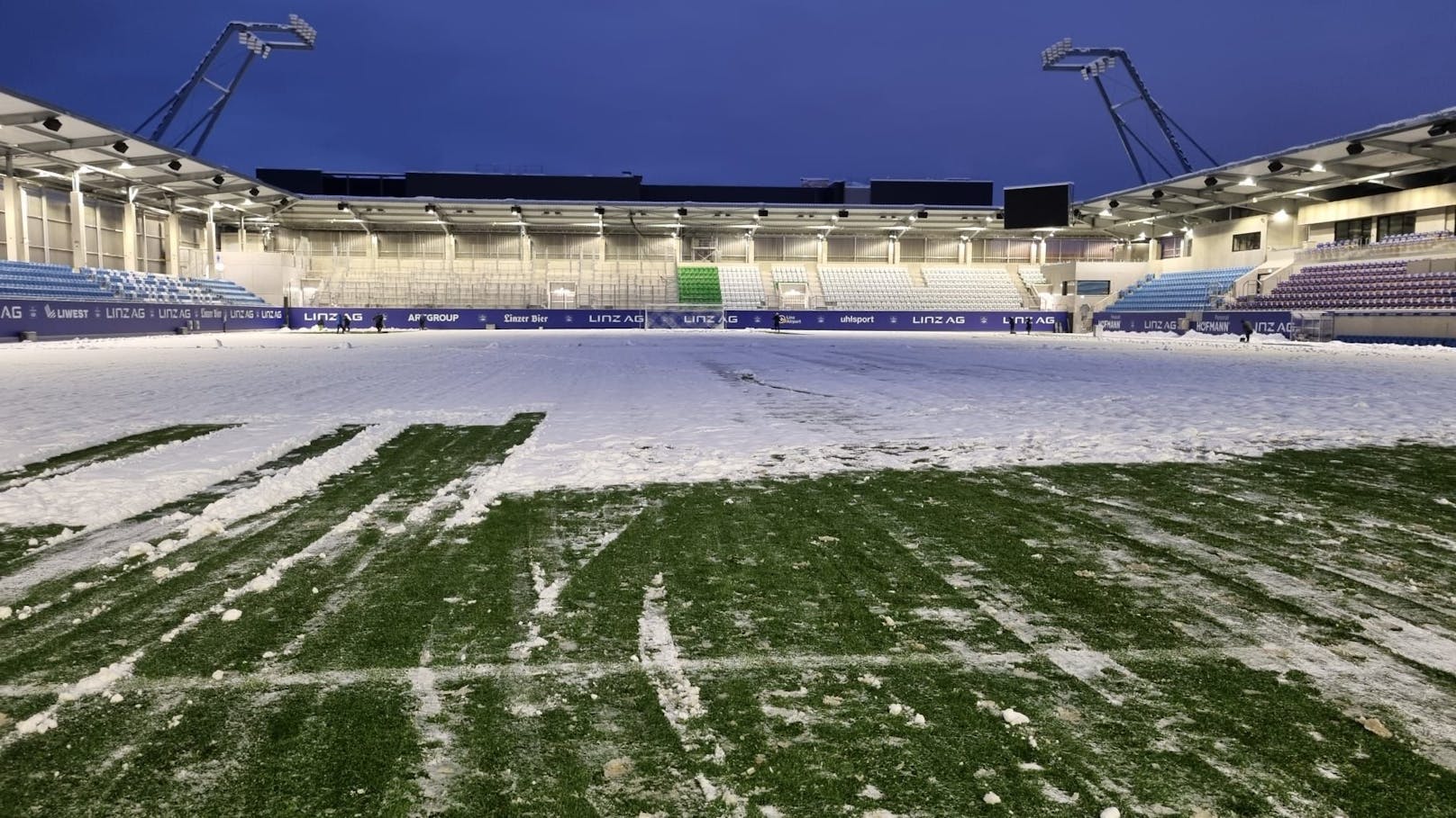 Die Menge war verantwortlich dafür, dass der Rasen des Hofmann-Personal-Stadions komplett weiß war.