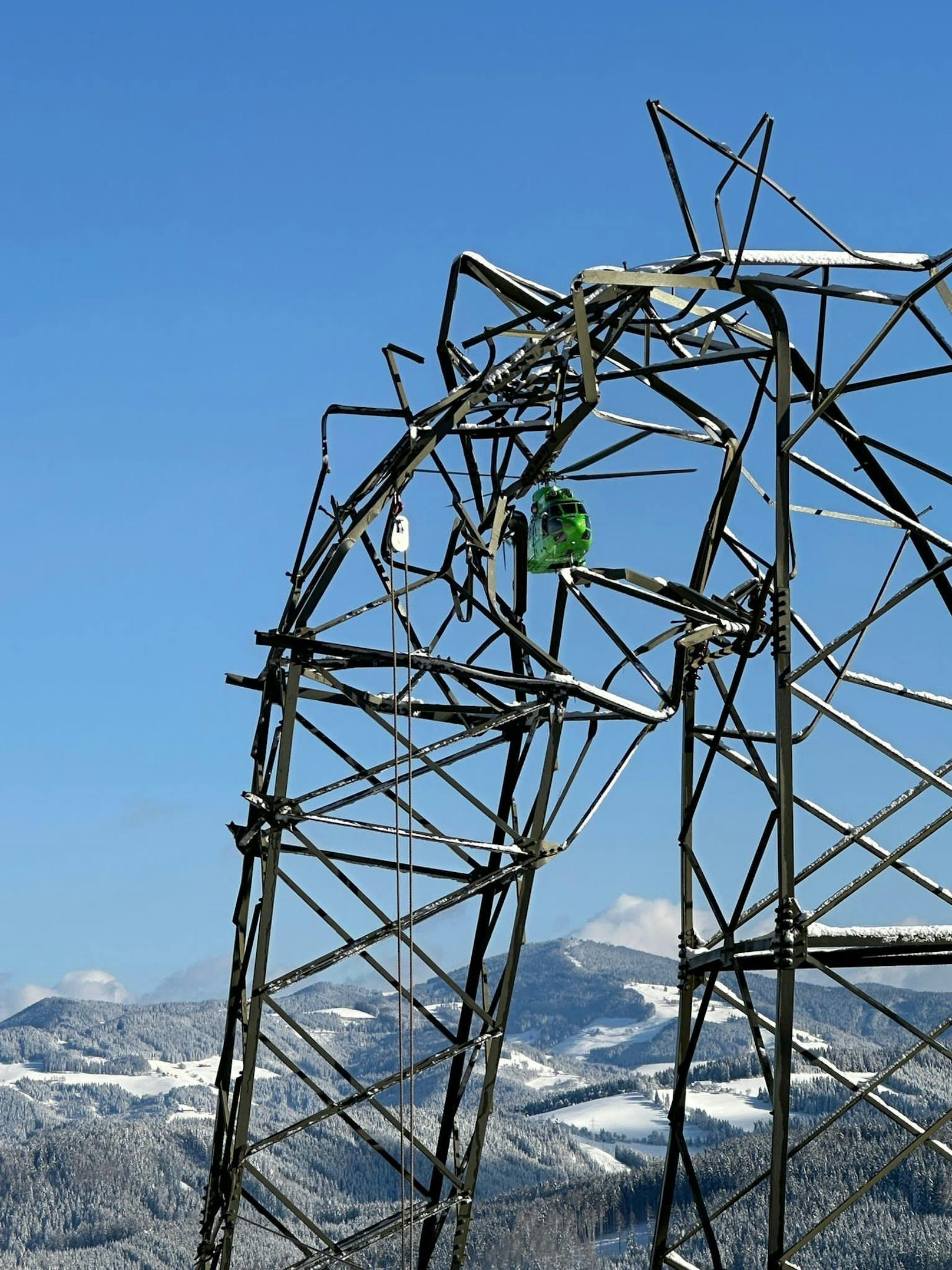 Schneemassen ließen Strommasten wie Streichhölzer knicken – die Energie Steiermark arbeitet auf Hochtouren an der Wiederherstellung der Versorgung (3. Dezember 2023).