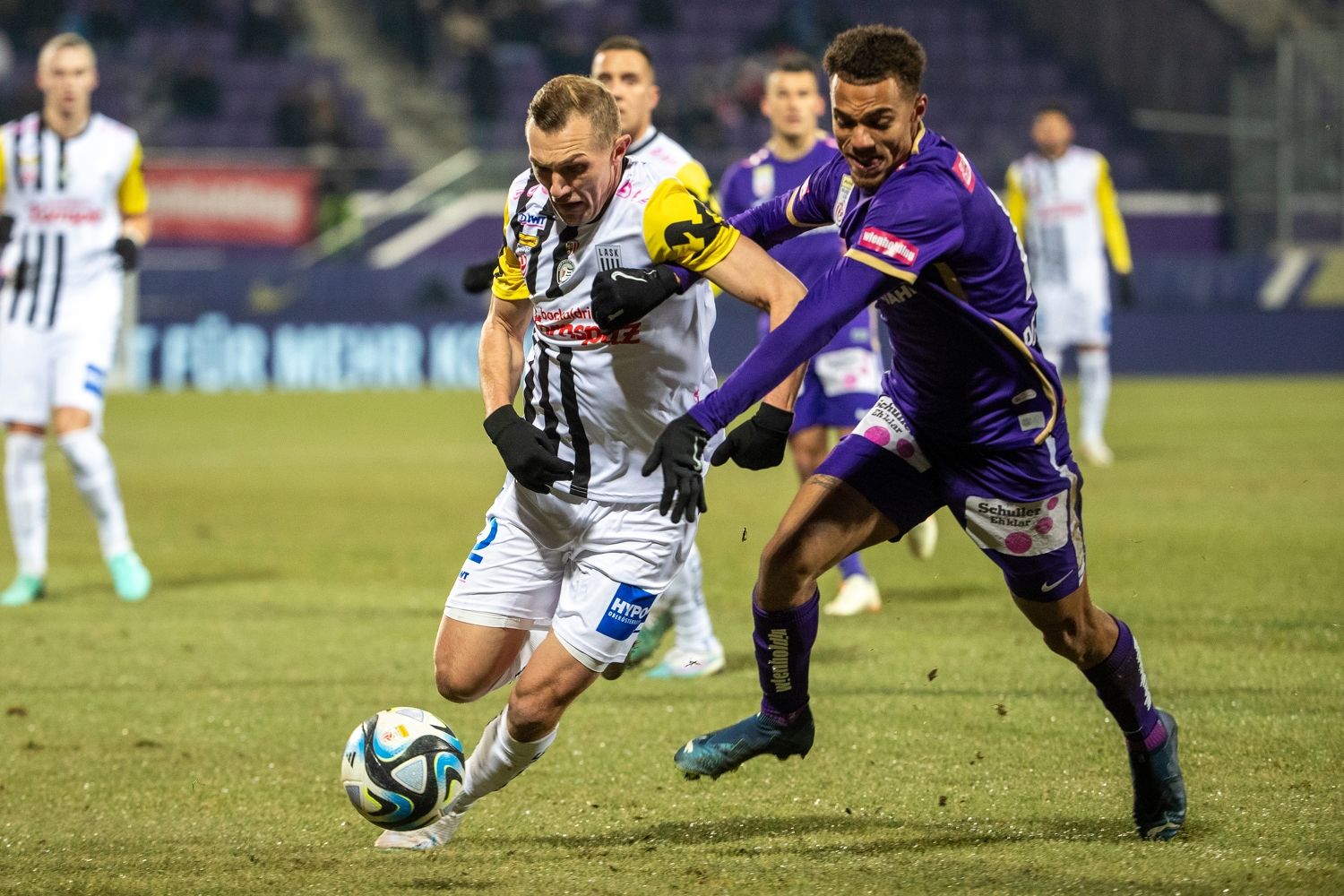 Harter Fight bei winterlichen Temperaturen zwischen der Austria und dem LASK.