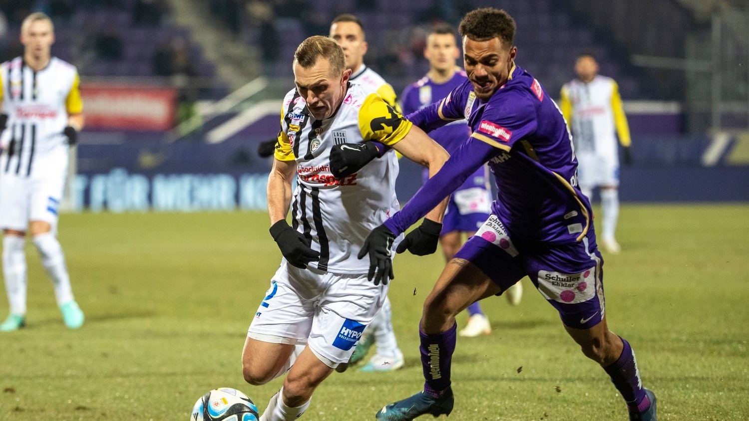Harter Fight bei winterlichen Temperaturen zwischen der Austria und dem LASK.