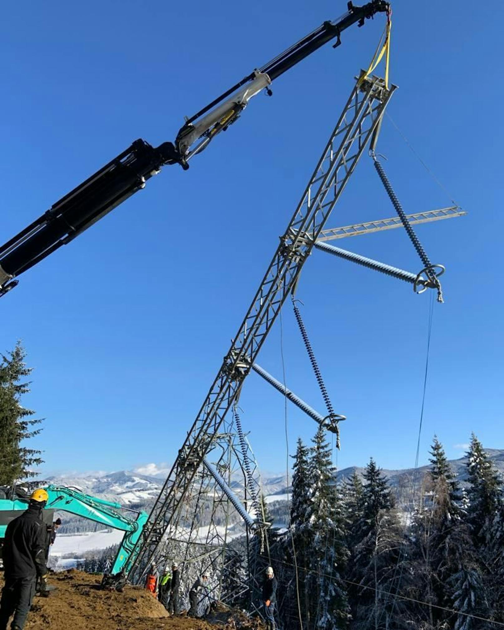 Schneemassen ließen Strommasten wie Streichhölzer knicken – die Energie Steiermark arbeitet auf Hochtouren an der Wiederherstellung der Versorgung (3. Dezember 2023).