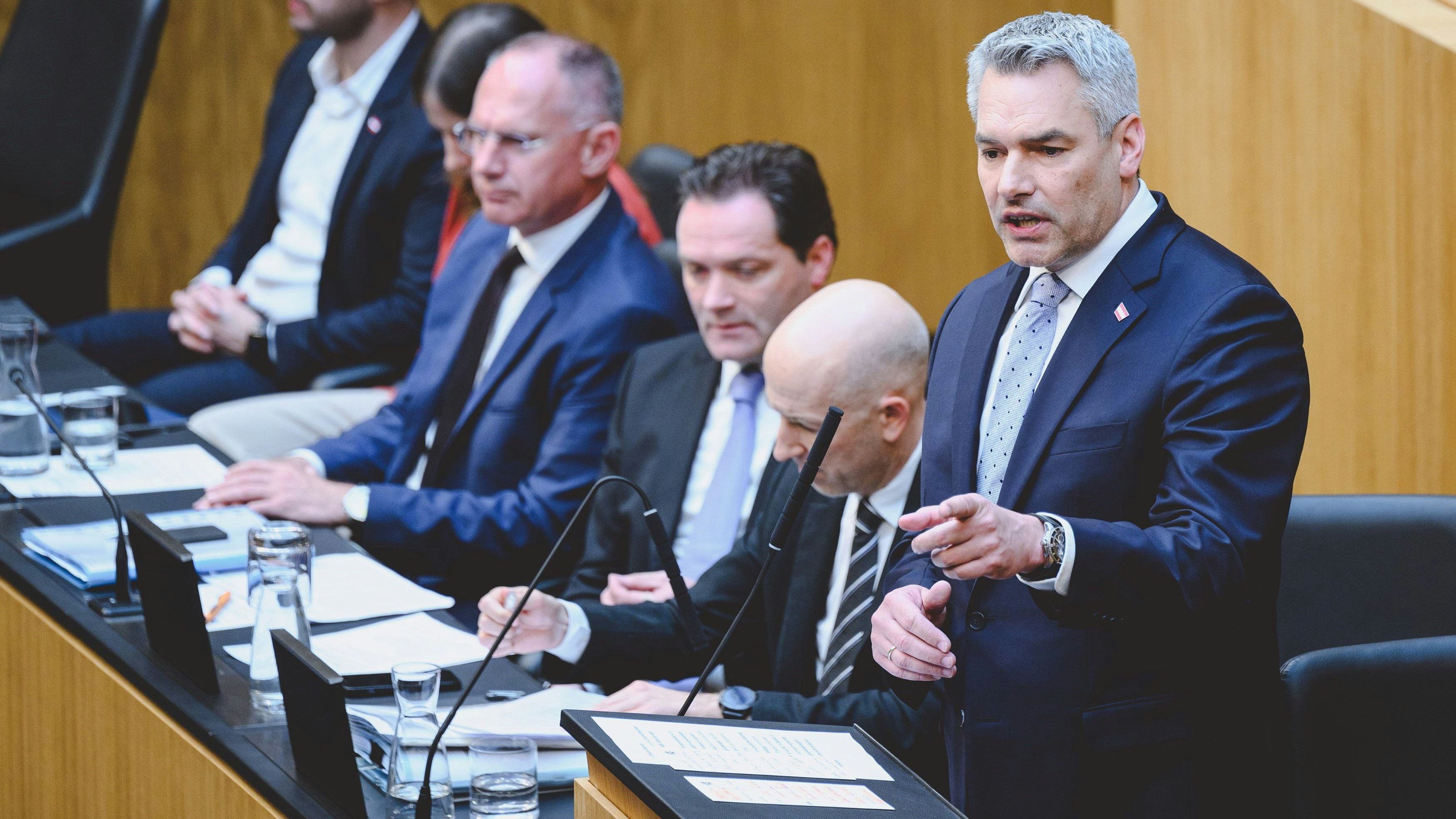 Bundeskanzler Karl Nehammer verdient weiterhin 23.840 Euro brutto pro Monat.