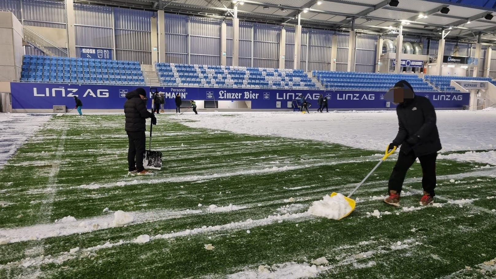 Zittern um Match – Fußballfans räumen Schnee vom Rasen