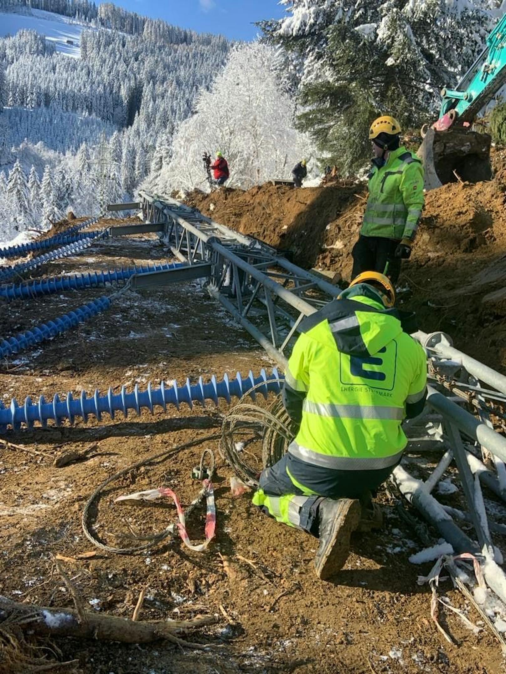 Schneemassen ließen Strommasten wie Streichhölzer knicken – die Energie Steiermark arbeitet auf Hochtouren an der Wiederherstellung der Versorgung (3. Dezember 2023).