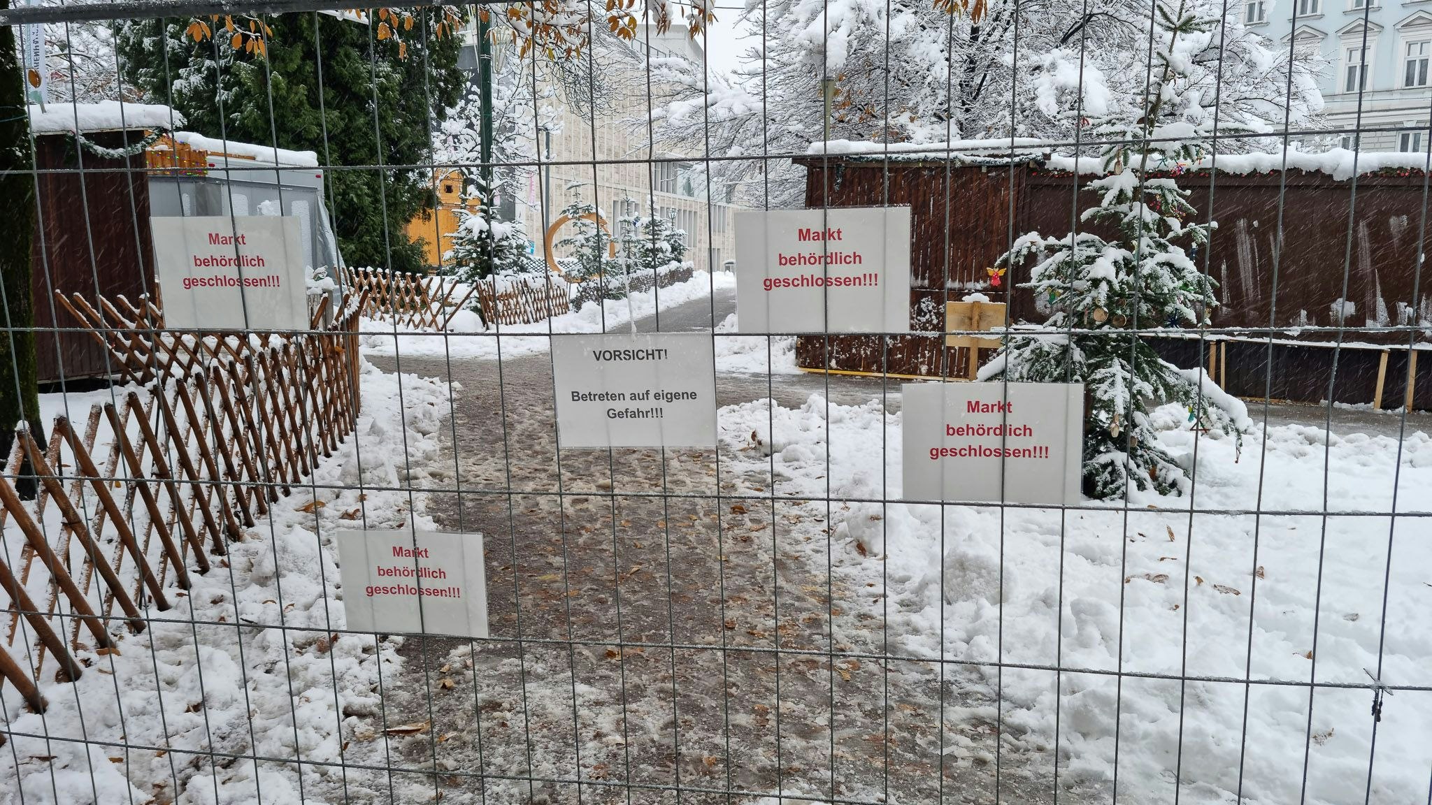 Lange Gesichter am Volksgarten: Der Adventmarkt wurde behördlich geschlossen.