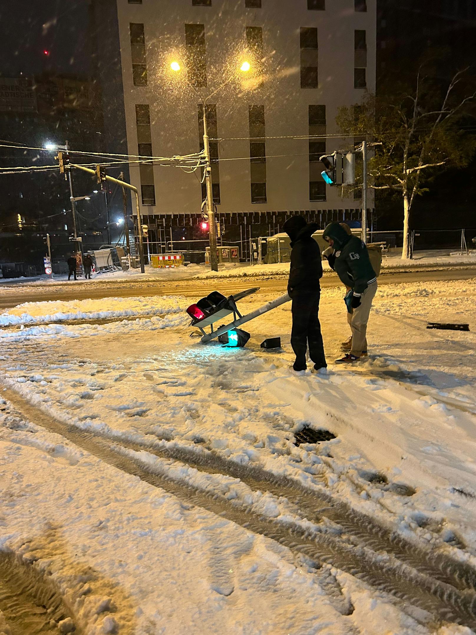 Eine umgefallene Ampel blockiert die Straße.