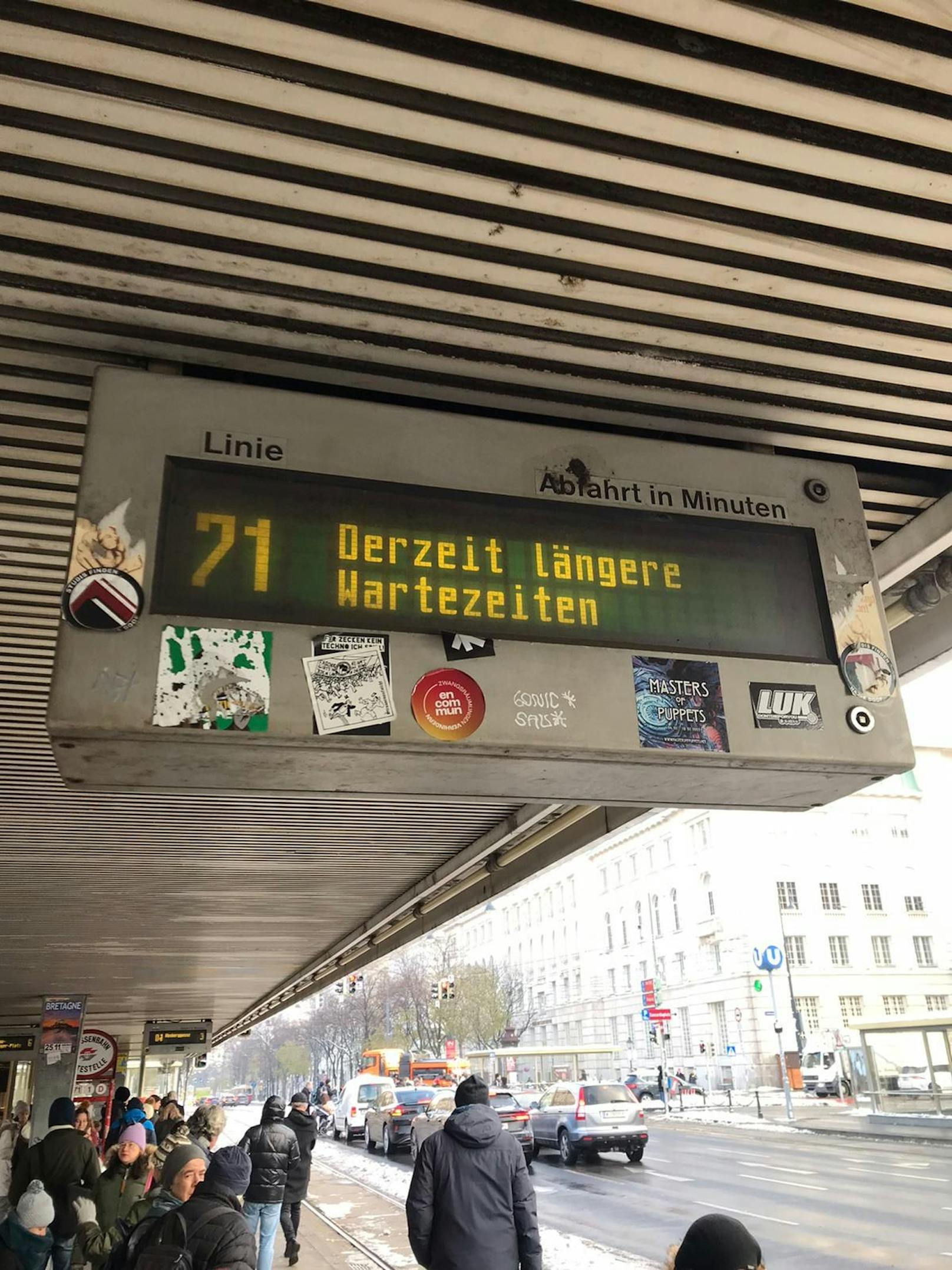 Die Verspätungen sorgen für volle Bahnsteige und Haltestellen.