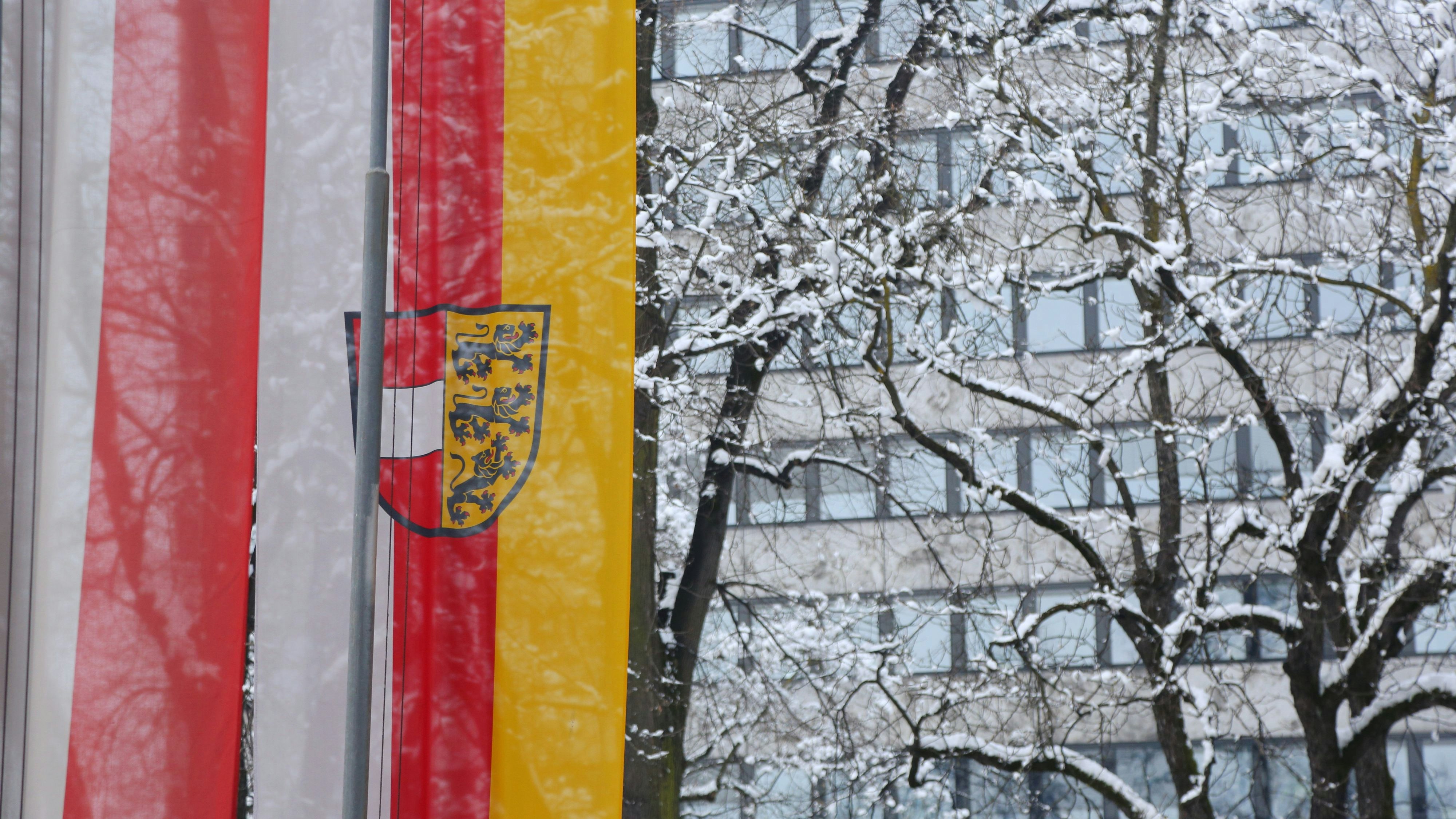 Download von www.picturedesk.com am 04.12.2023 (15:23).  - LANDESREGIERUNG Kärnten, Gebäude ,aussen, Fahnen - 20130320_PD2080 - Rechteinfo: Rights Managed (RM)