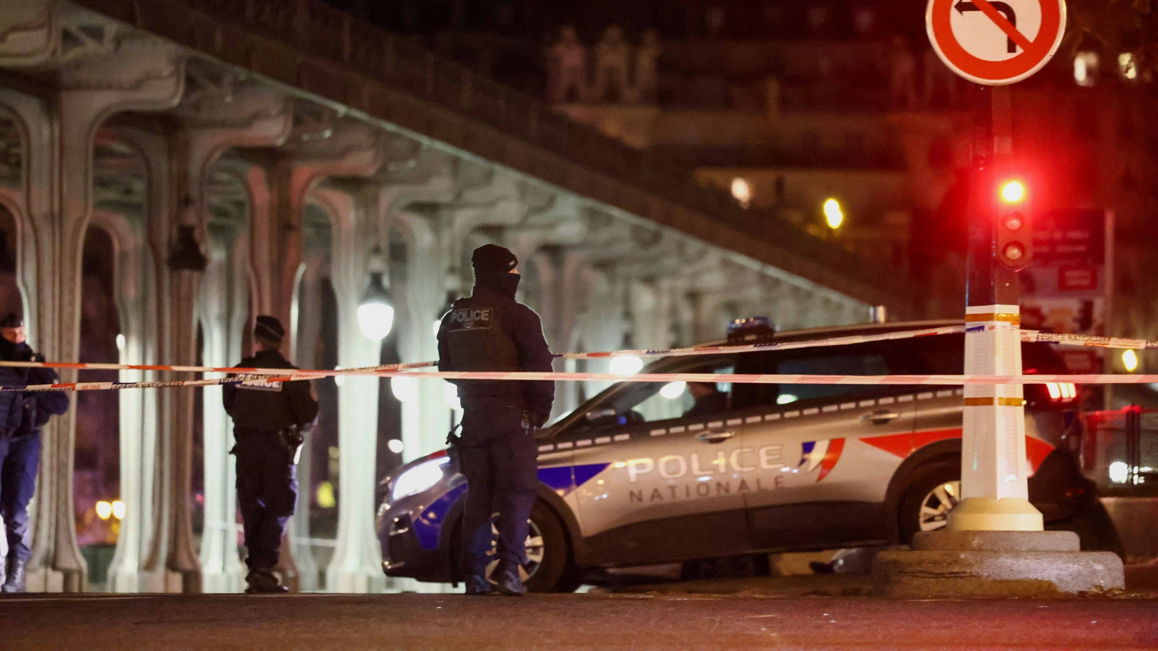 French police secures the access to the Bir-Hakeim bridge after a security incident in Paris, France December 3, 2023. REUTERS/Stephanie Lecocq