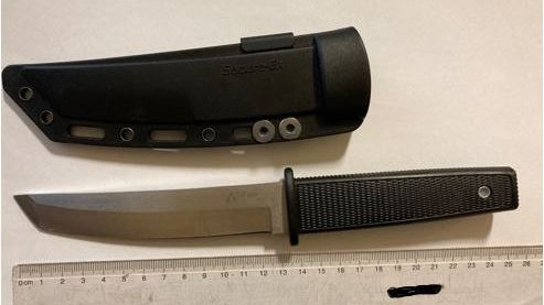 Die Polizei konnte die mutmaßliche Tatwaffe sicherstellen.