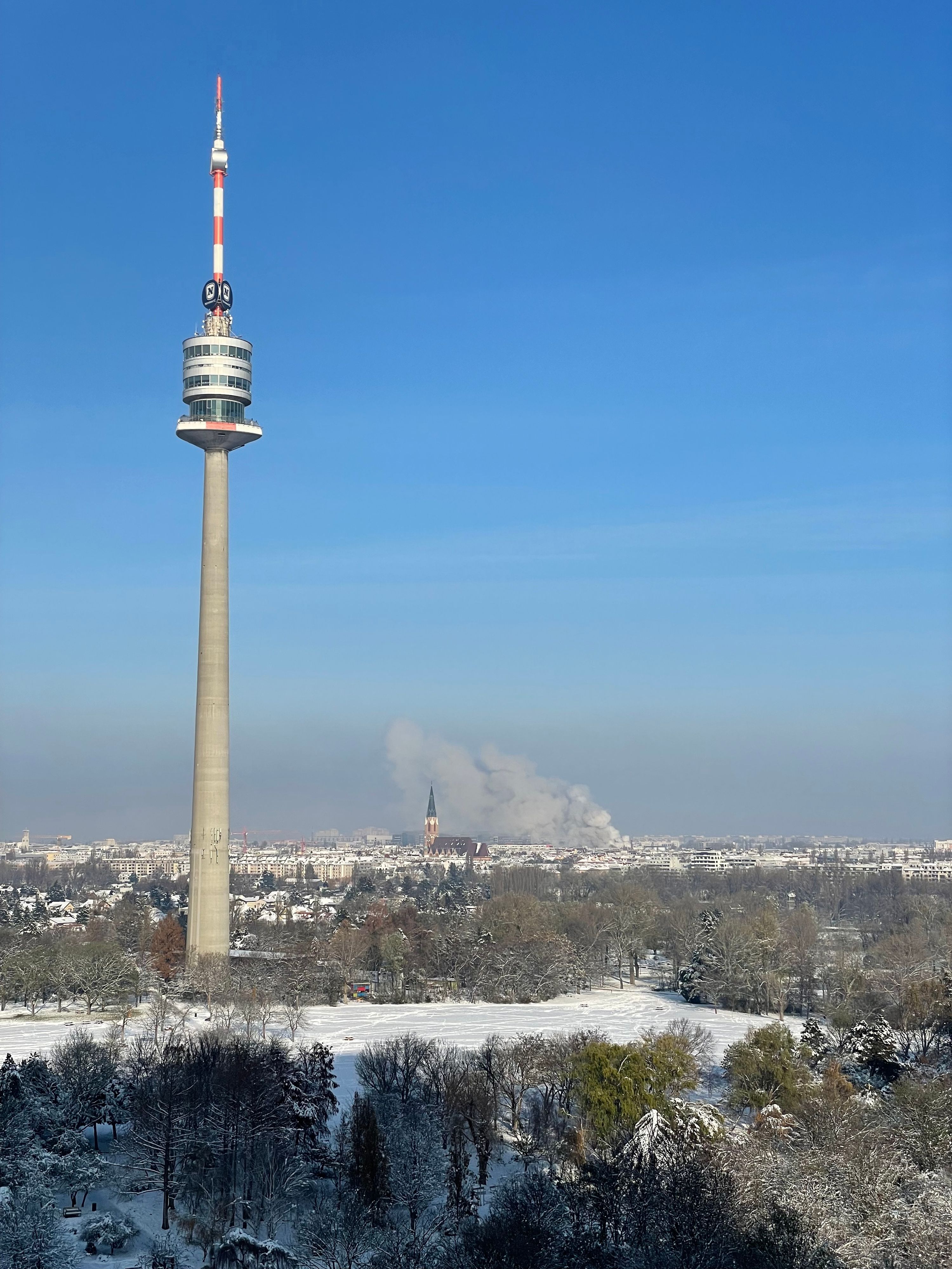 Die Rauchsäule ist kilometerweit zu sehen.