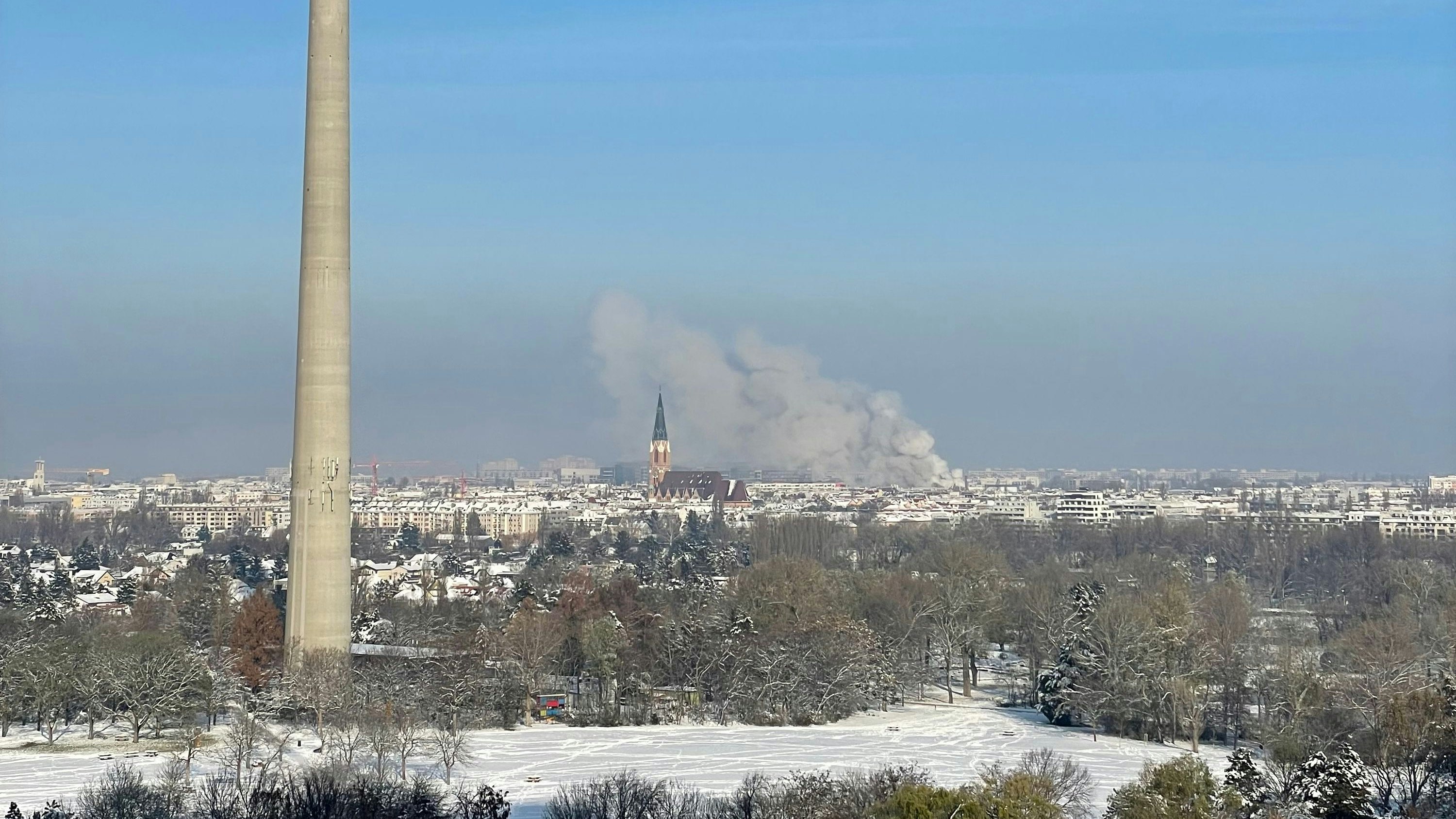 Die Rauchsäule ist kilometerweit zu sehen.