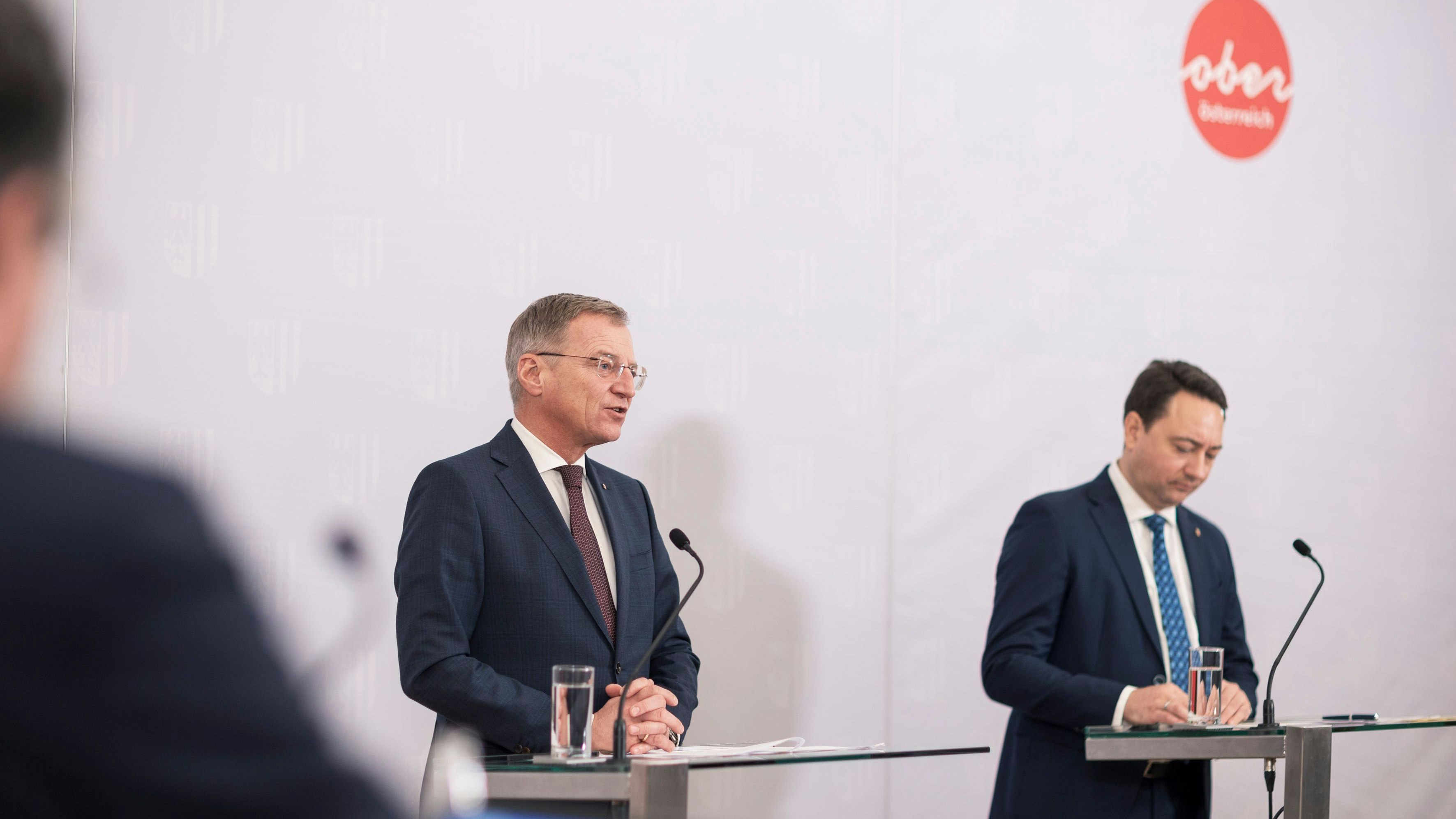 LH Thomas Stelzer und LH-Vize Manfred Haimbuchner bei der Präsentation.