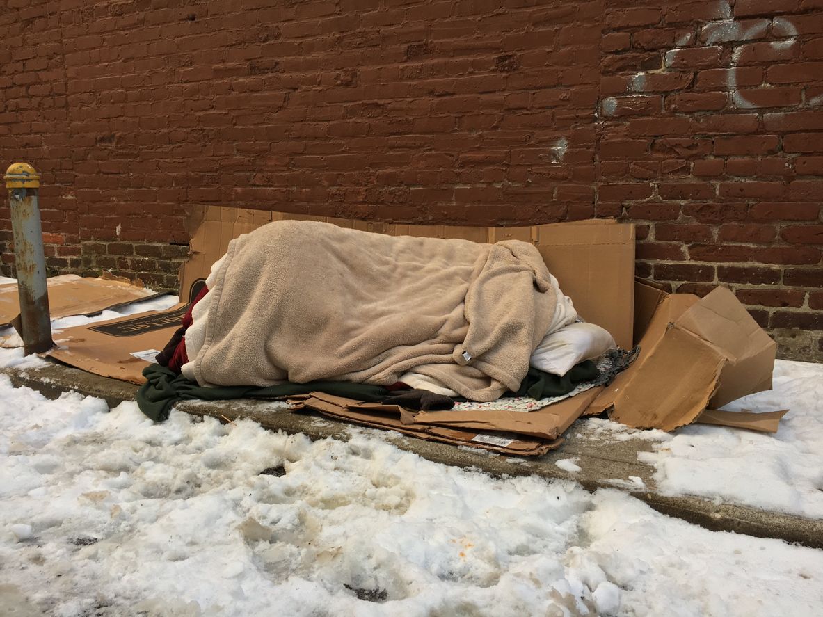 Der Winter wird für viele Obdachlose zur Herausforderung. Das Caritas-Kältetelefon hilft.