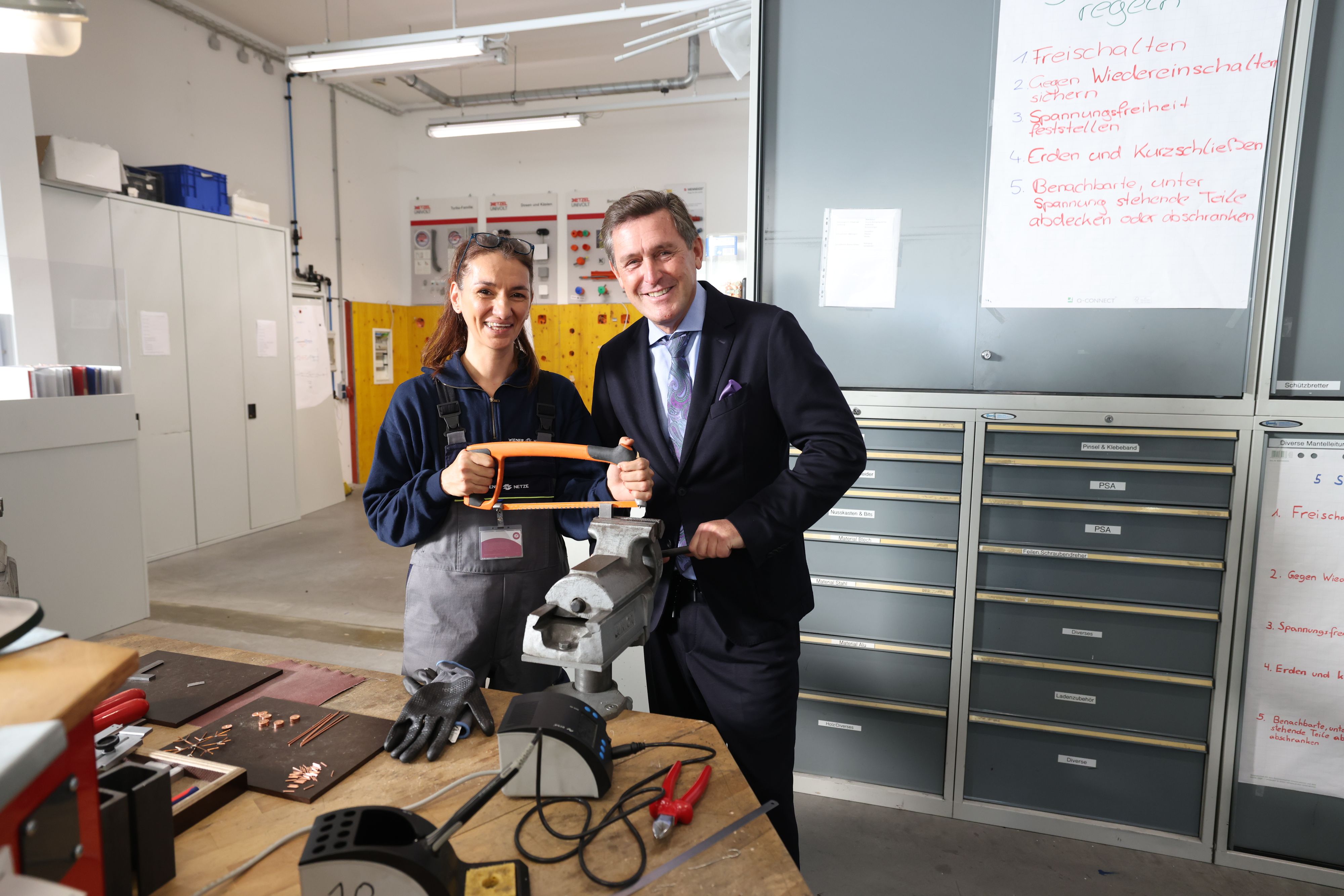 Wirtschaftsstadtrat Peter Hanke besuchte den Ausbildungscampus der Wiener Netze.