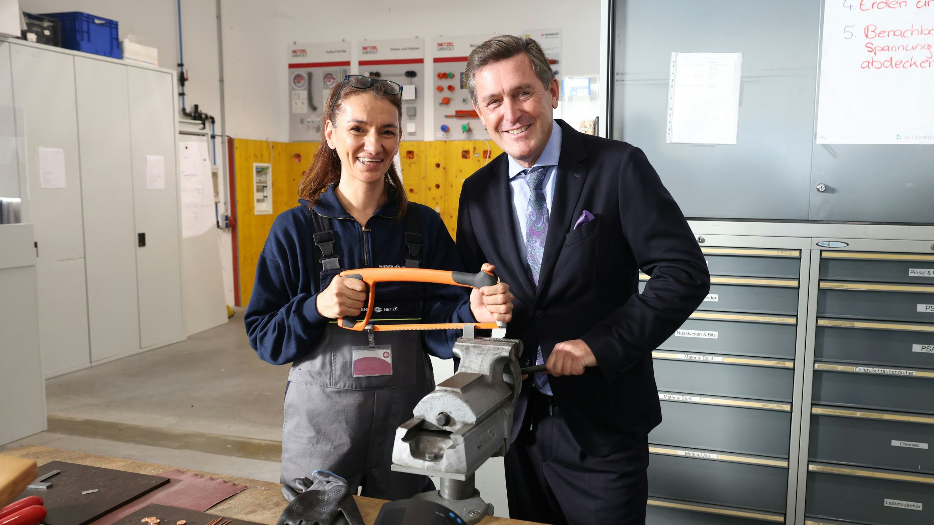 Wirtschaftsstadtrat Peter Hanke besuchte den Ausbildungscampus der Wiener Netze.