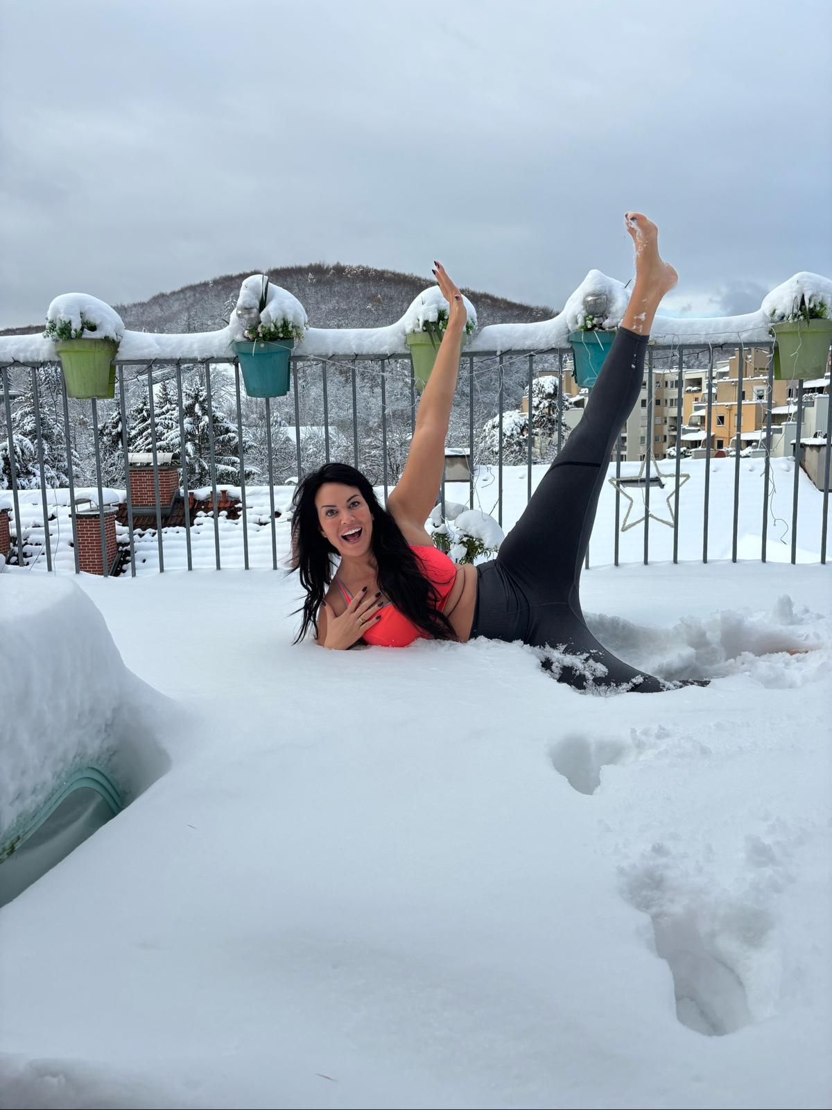 Martina Reuter macht ein Workout im Schnee