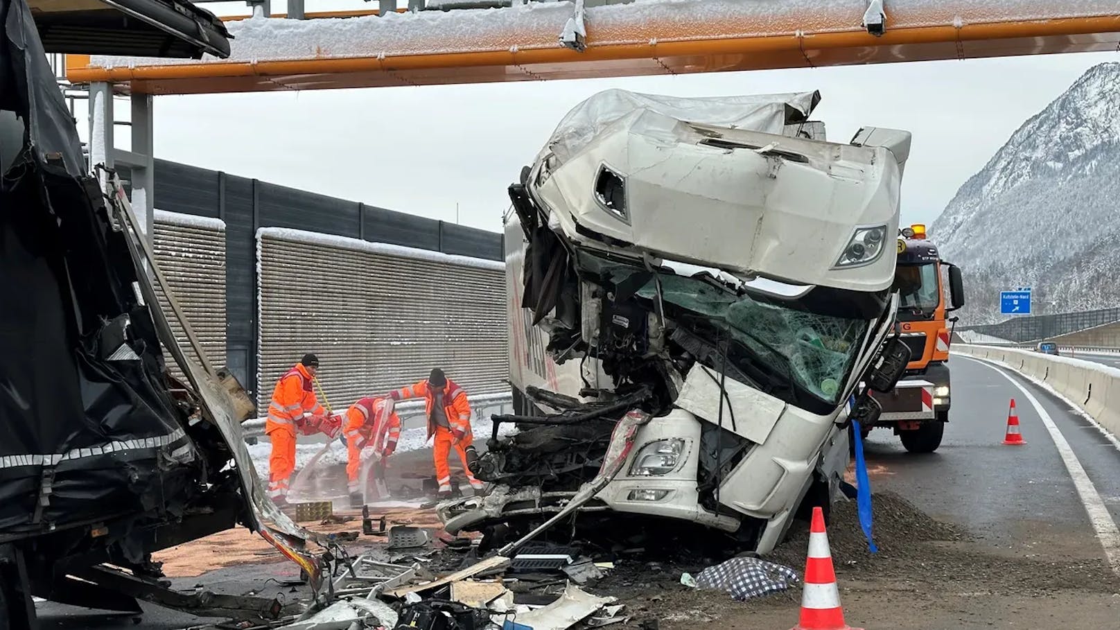 Inntalautobahn (A12) nach Lkw-Crash komplett gesperrt