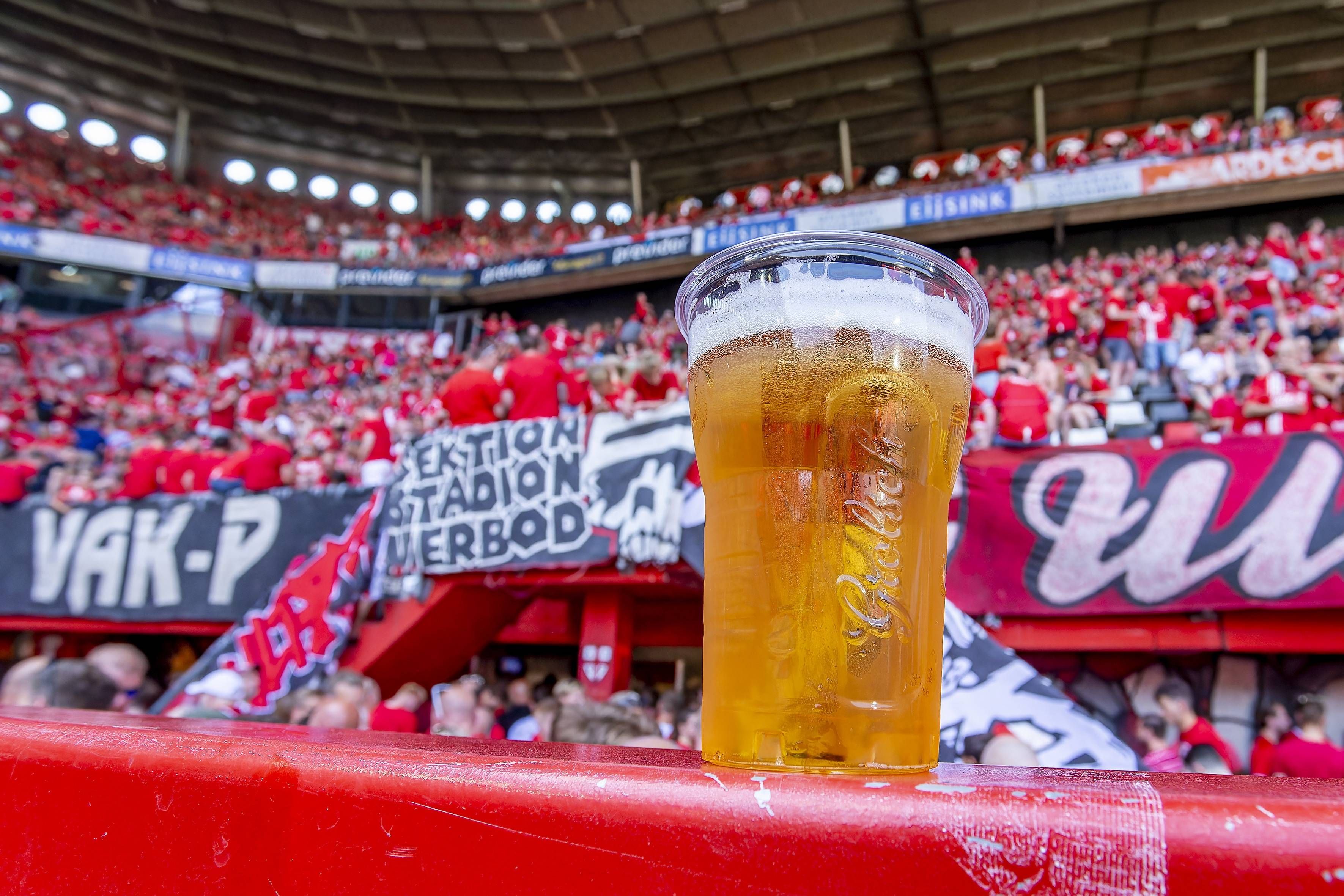Ein Bier im Stadion von Twente 