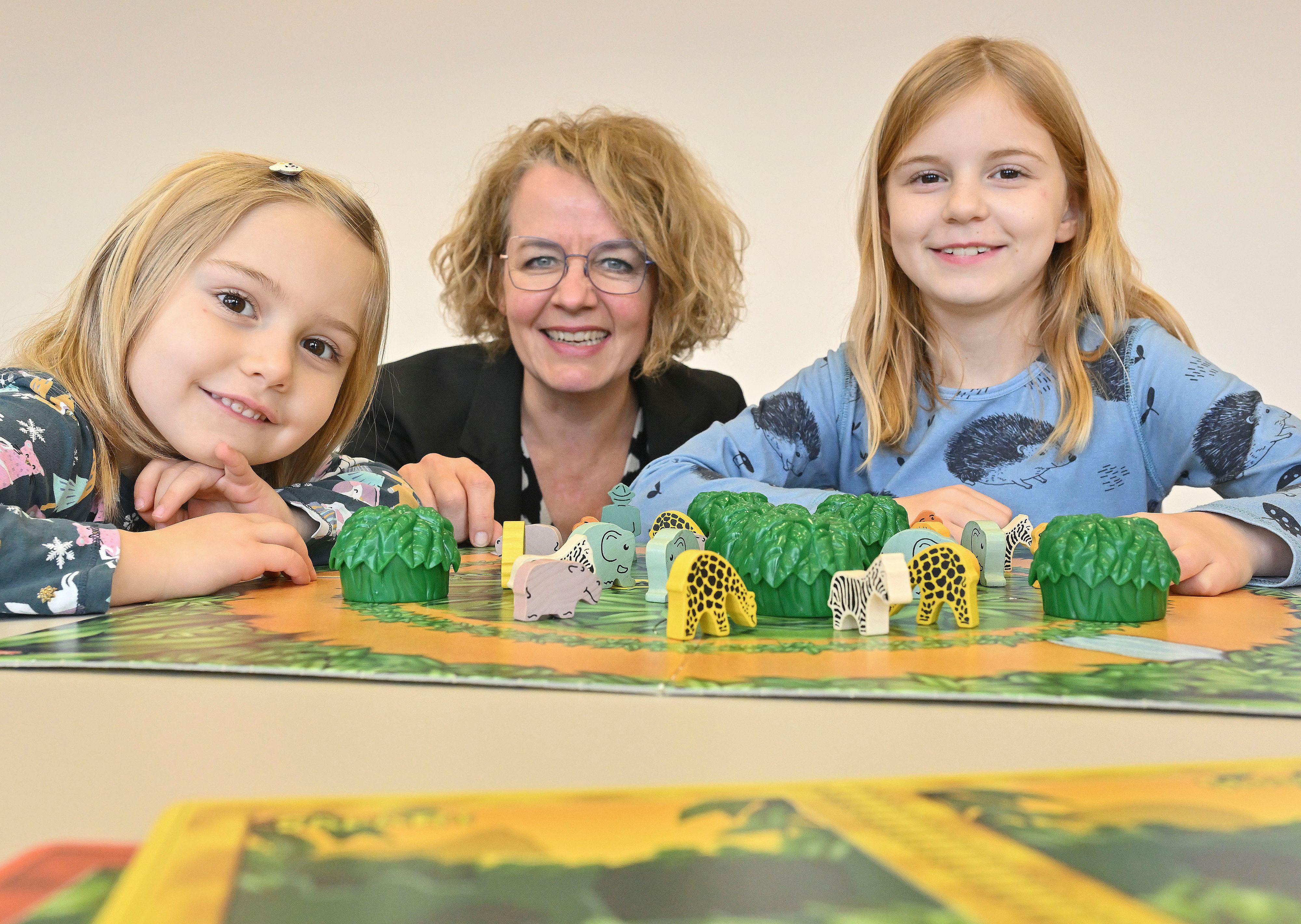 Familien-Landesrätin Christiane Teschl-Hofmeister freute sich mit Margaretha und Frieda über das gelungene NÖ Spielefest 2023.