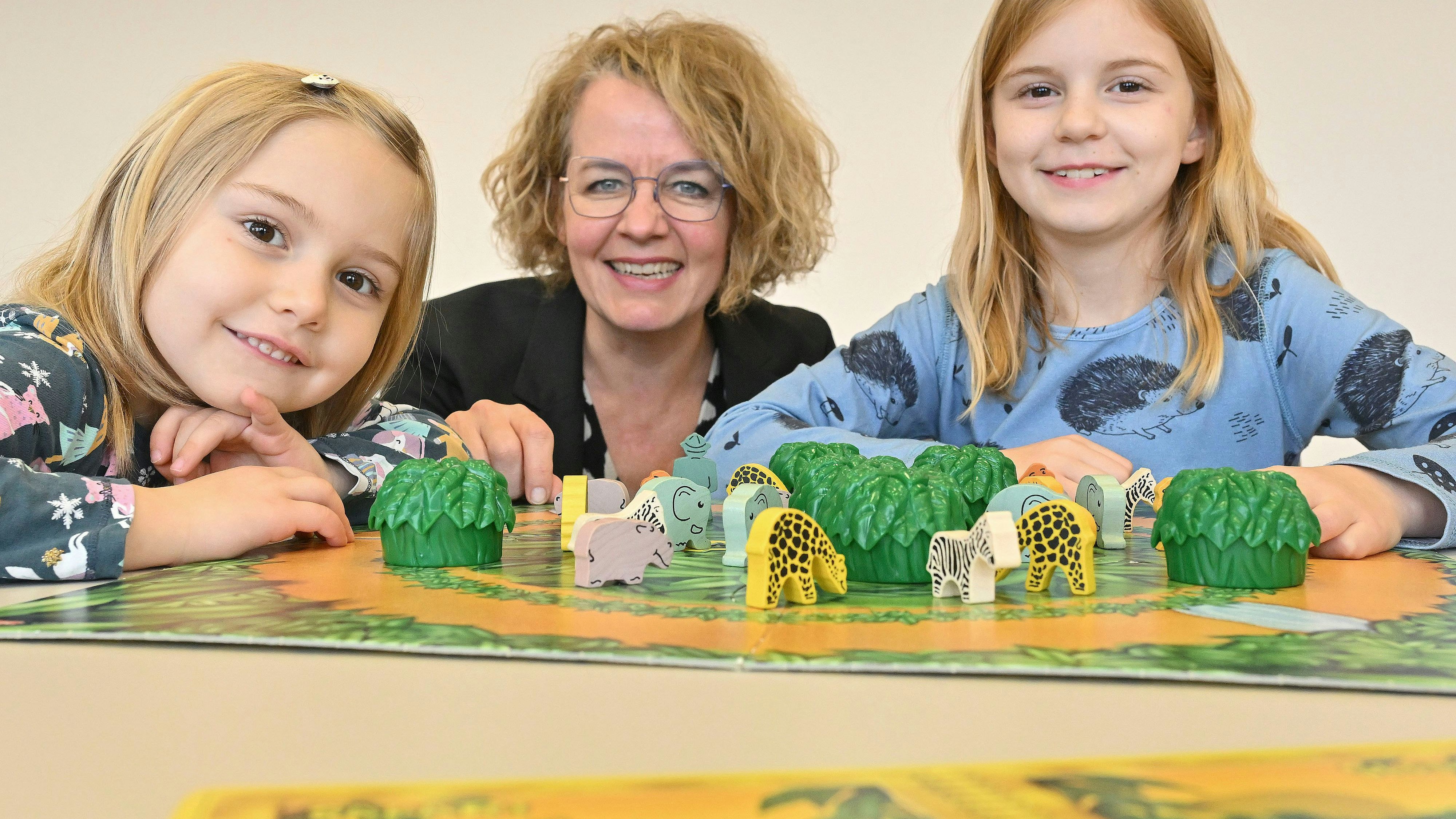 Familien-Landesrätin Christiane Teschl-Hofmeister freute sich mit Margaretha und Frieda über das gelungene NÖ Spielefest 2023.