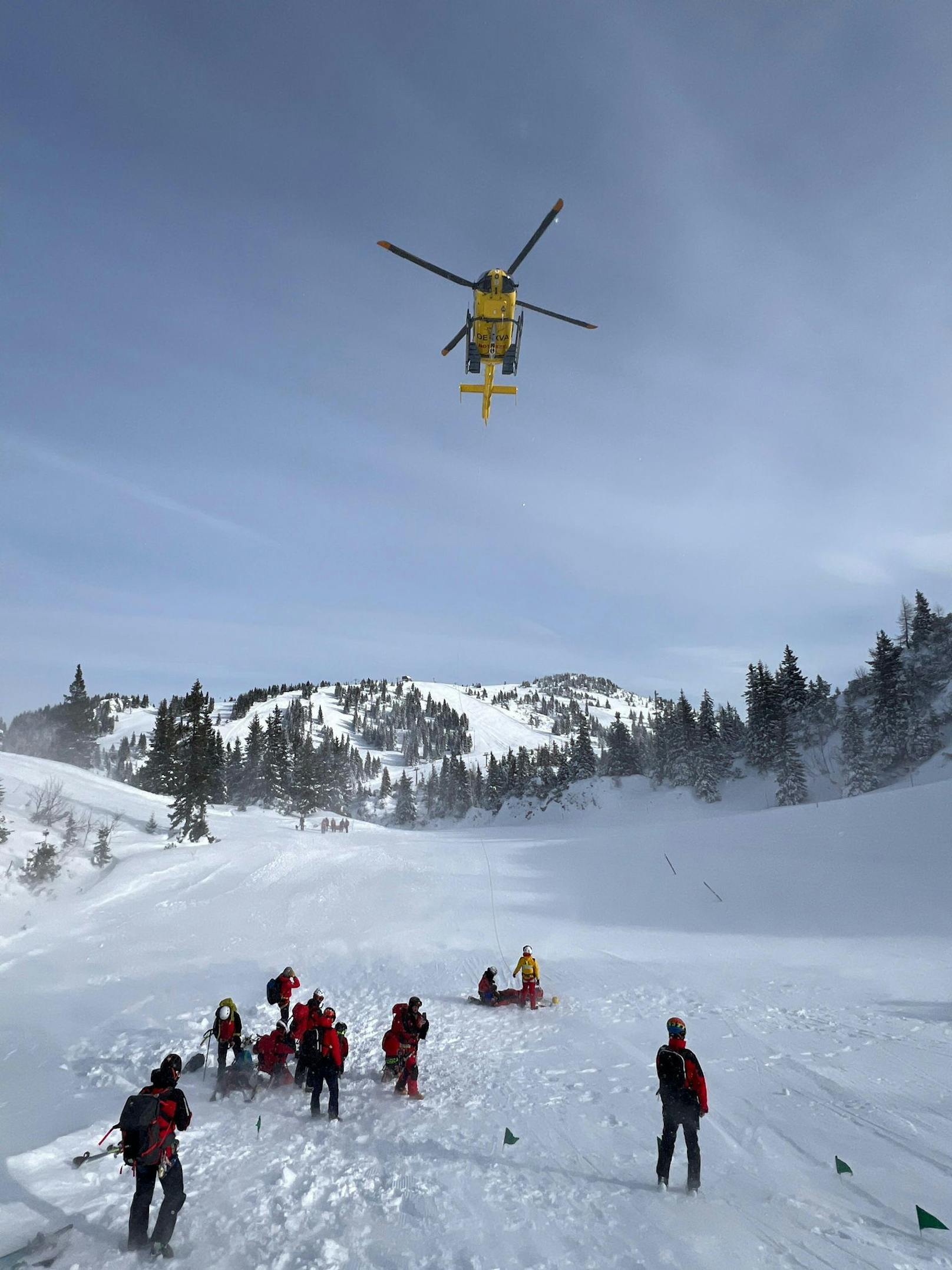 Die Christophorus Flugrettung stellte zwei Notarzthubschrauber mit Lawinenequipement. 