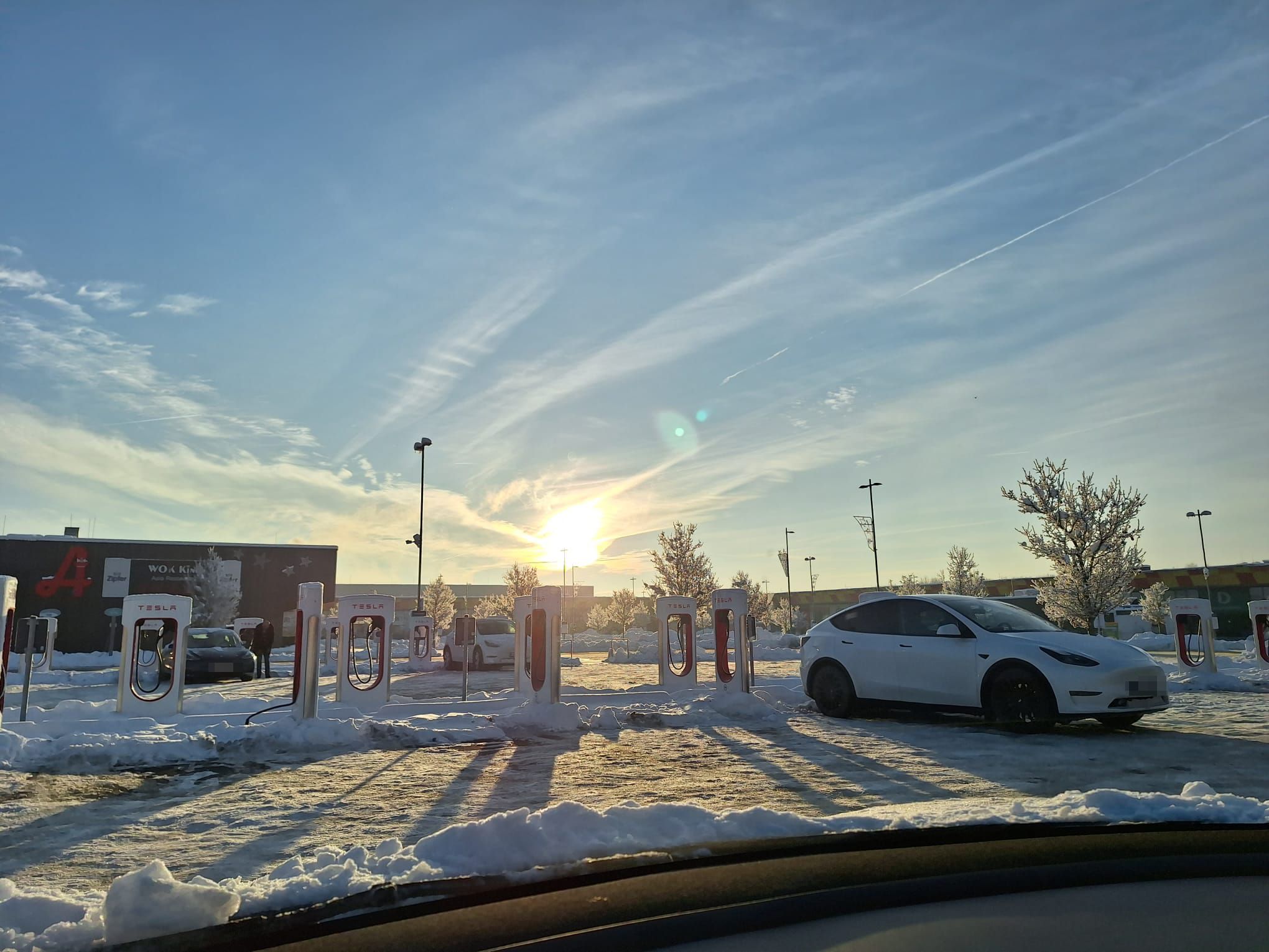 Tesla-Ladestation im Frunpark Asten (Bez. Linz-Land) bei winterlichen Temperaturen. 